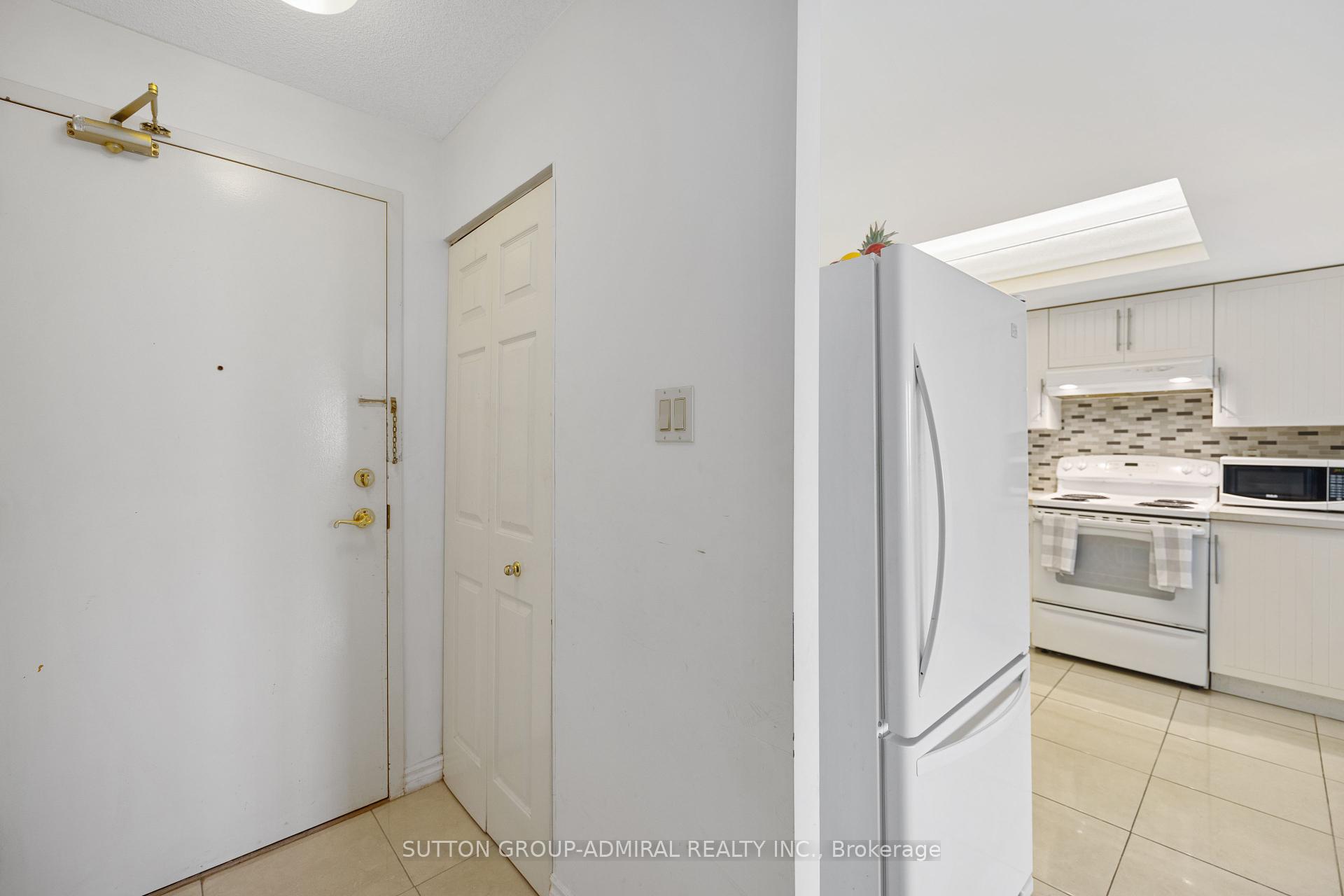 3 Bedrooms Condo at 4460 Tucana, Mississauga For sale