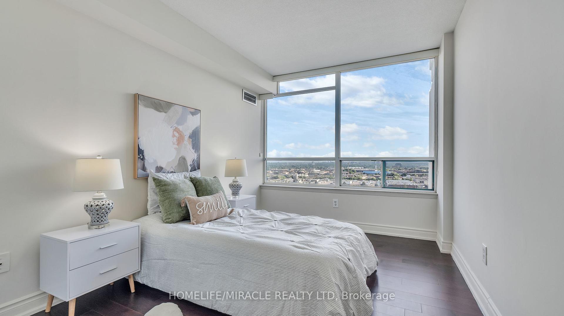 3 Bedrooms Condo at 550 Webb, Mississauga For sale