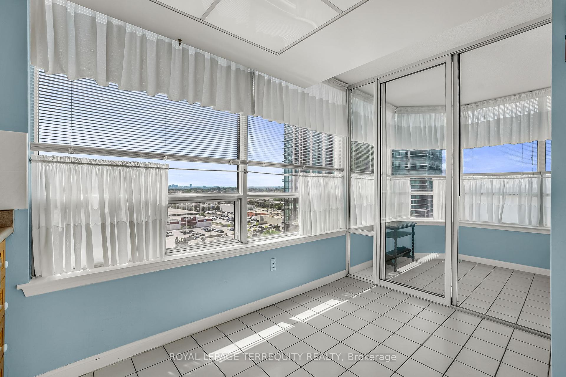 2 Bedrooms Condo at 550 Webb, Mississauga For sale