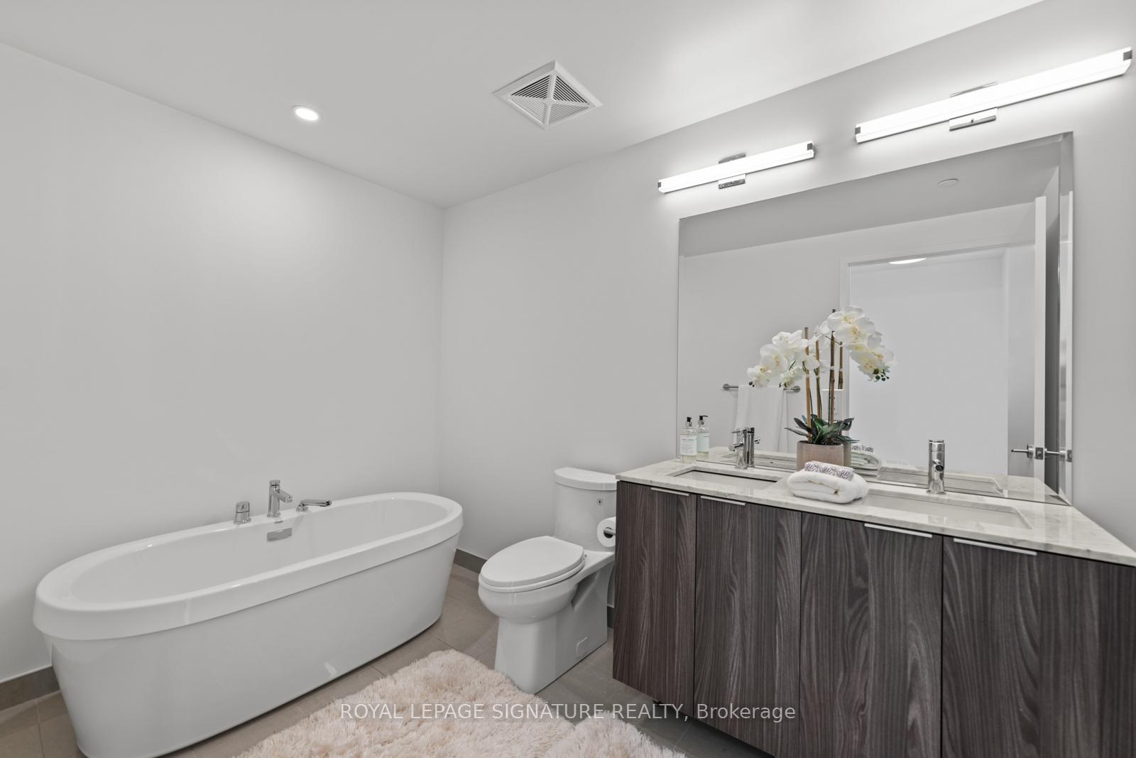 3 Bedrooms Condo at 15 Queens, Toronto For sale