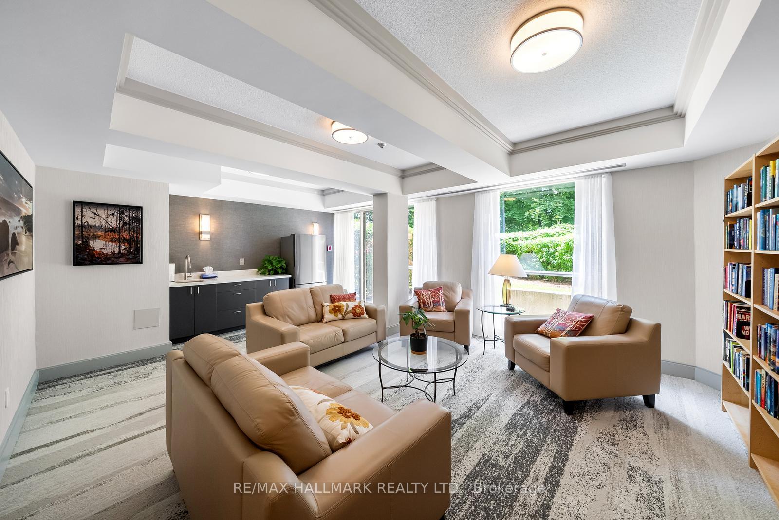 2 Bedrooms Condo at 2210 Lakeshore, Burlington For sale