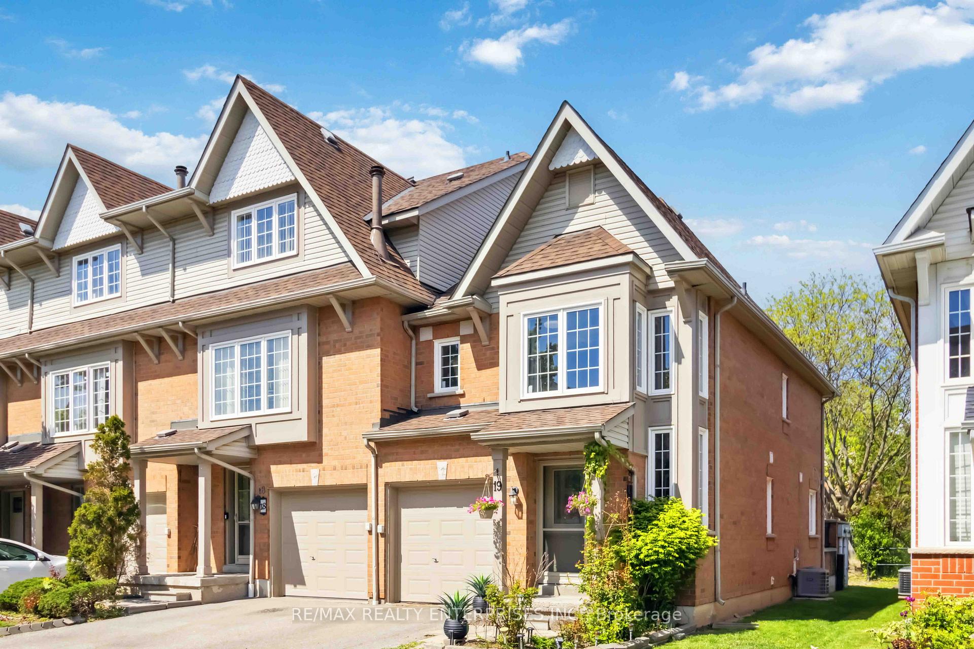 3 Bedrooms Condo at 1588 South Parade, Mississauga For sale
