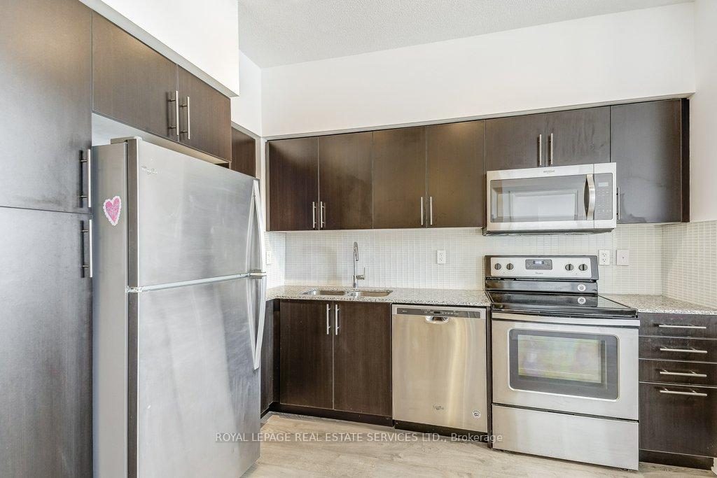 2 Bedrooms Condo at 55 Speers, Oakville For sale