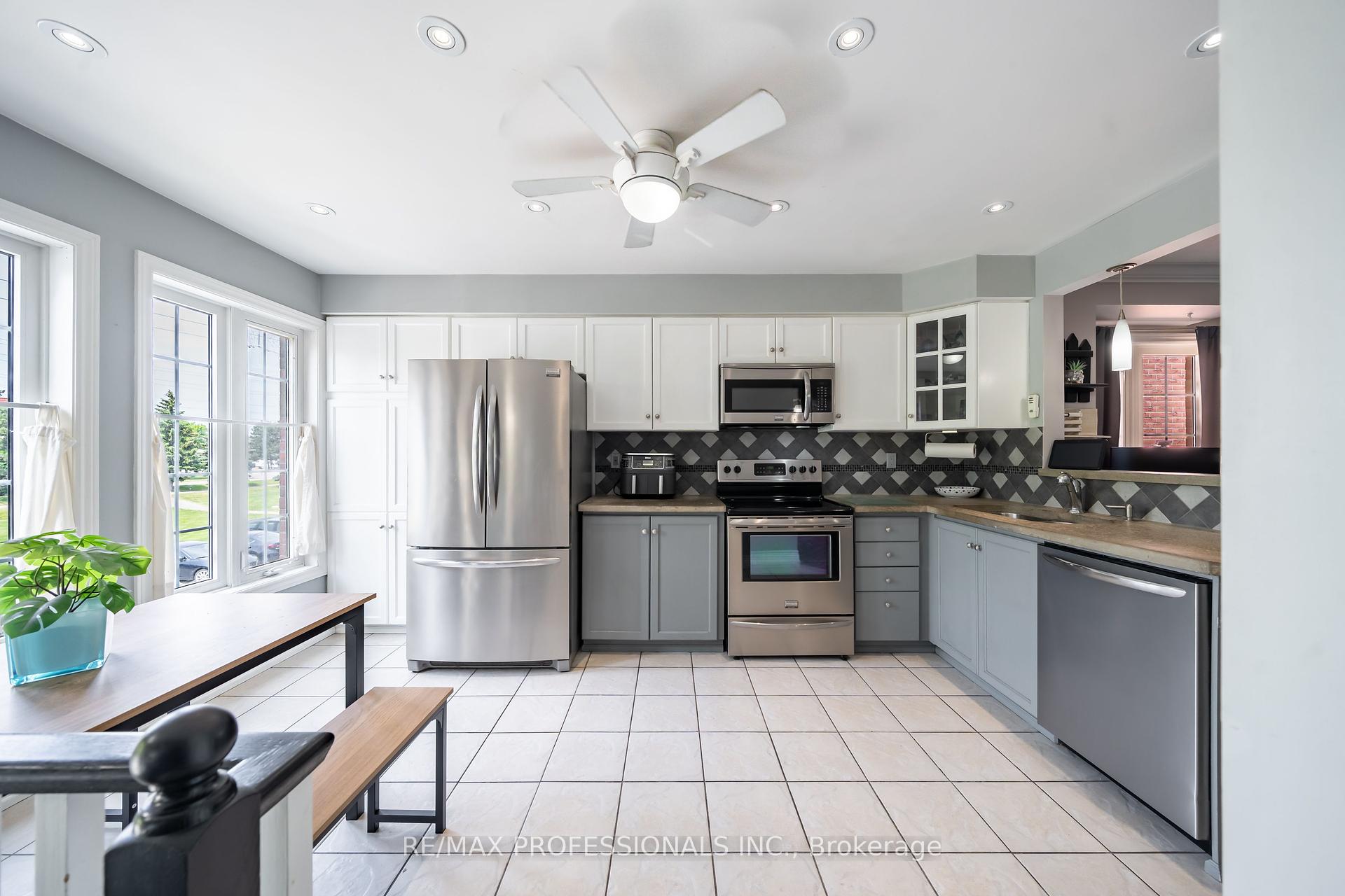 2 Bedrooms Condo at 3480 Upper Middle, Burlington For sale