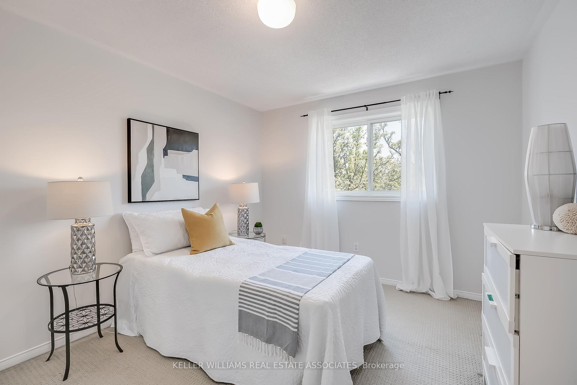 4 Bedrooms Condo at 5305 Glen Erin, Mississauga For sale