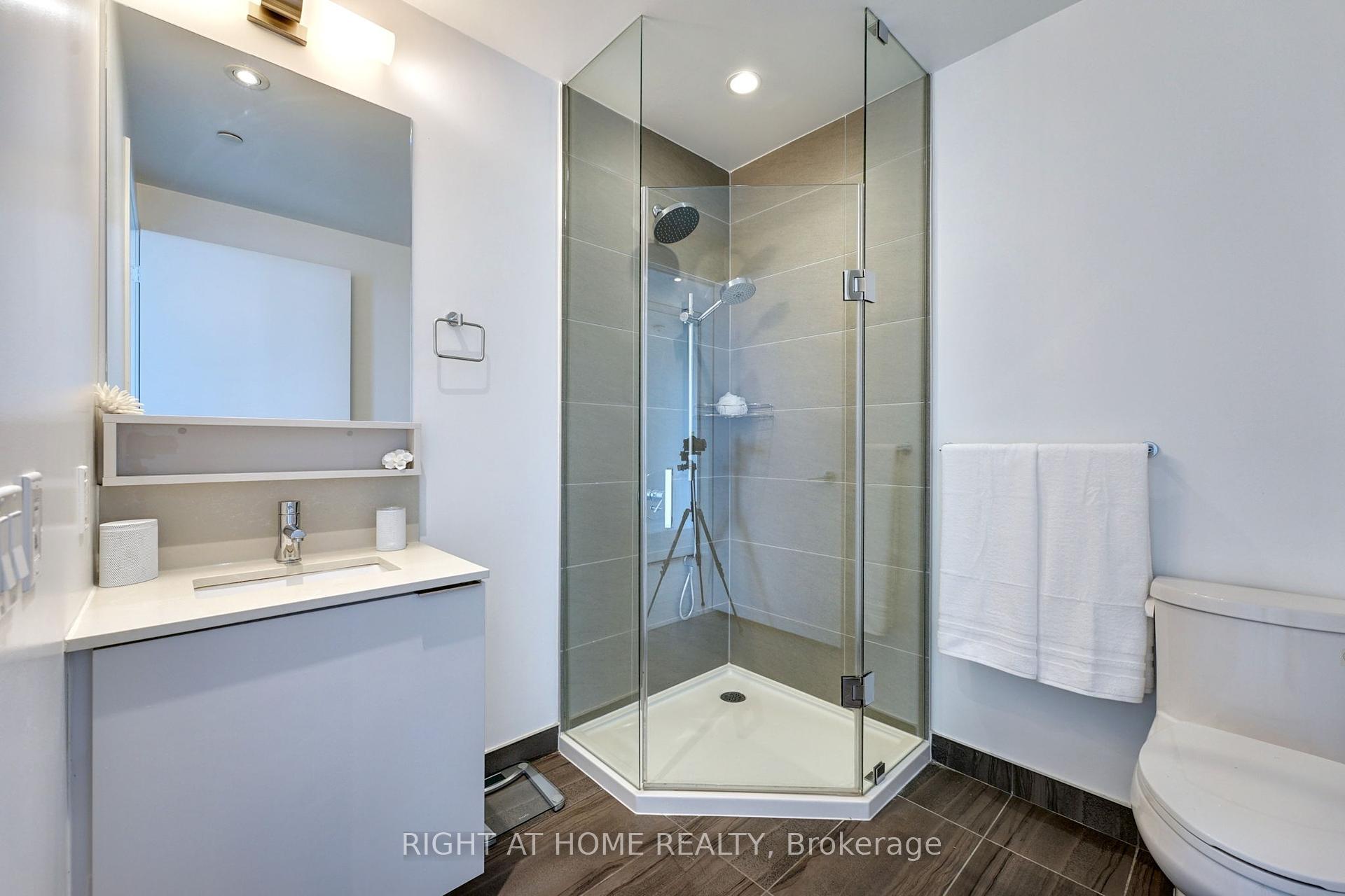 2 Bedrooms Condo at 898 Portage, Vaughan For sale