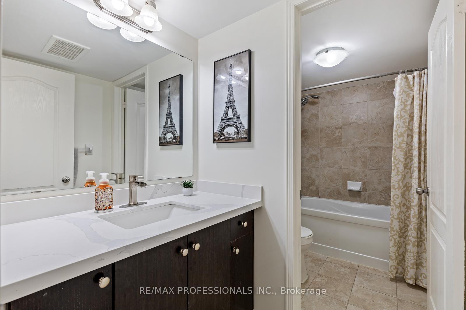 2 Bedrooms Condo at 3070 Thomas, Mississauga For sale