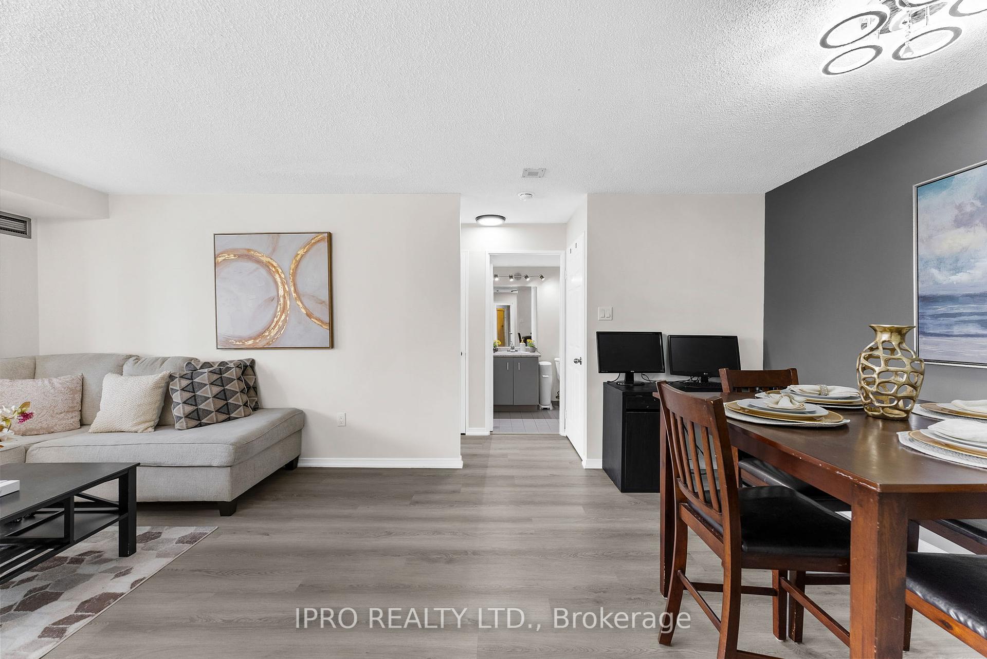 3 Bedrooms Condo at 700 Constellation, Mississauga For sale