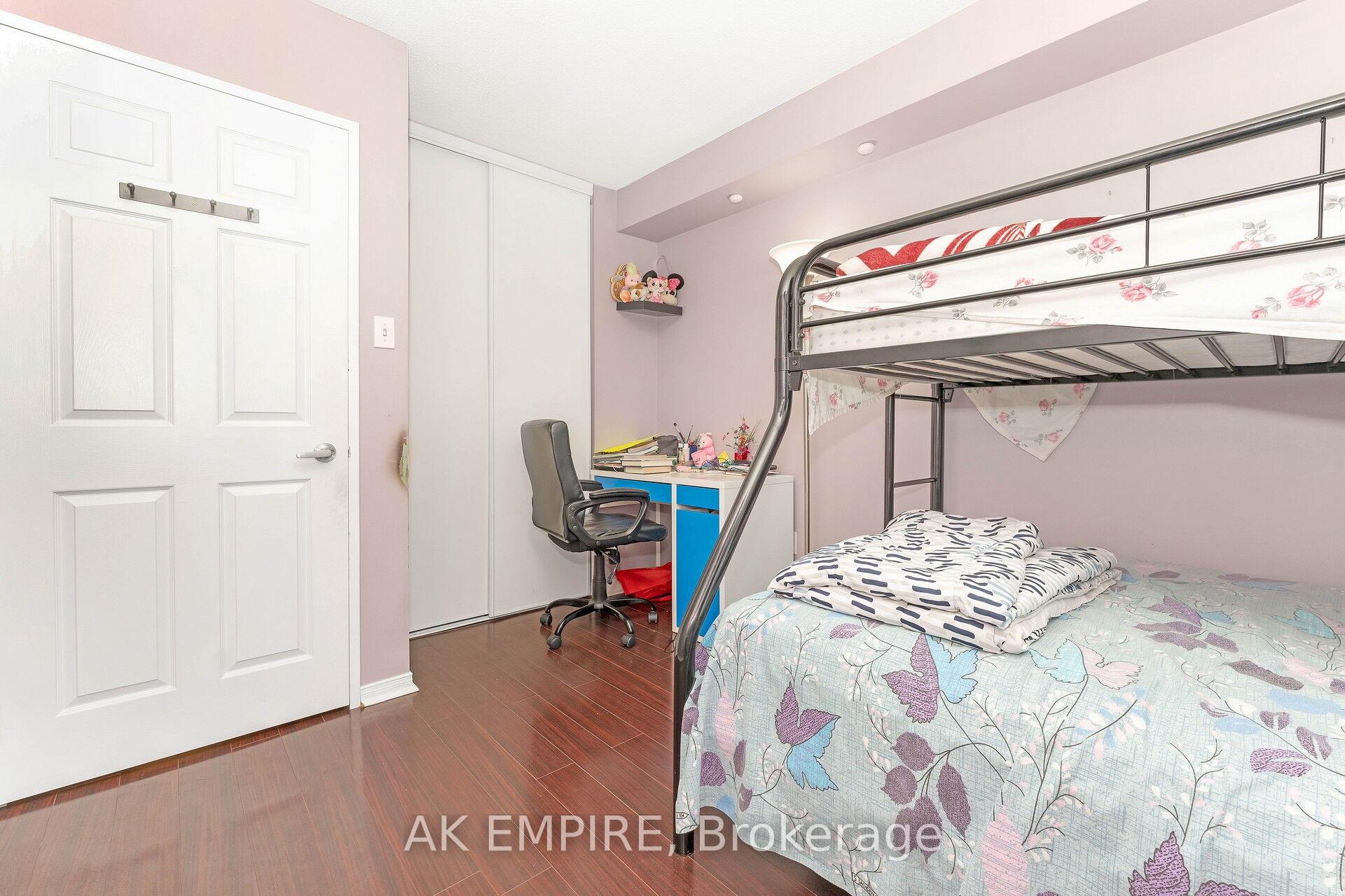 3 Bedrooms Condo at 250 Webb, Mississauga For sale