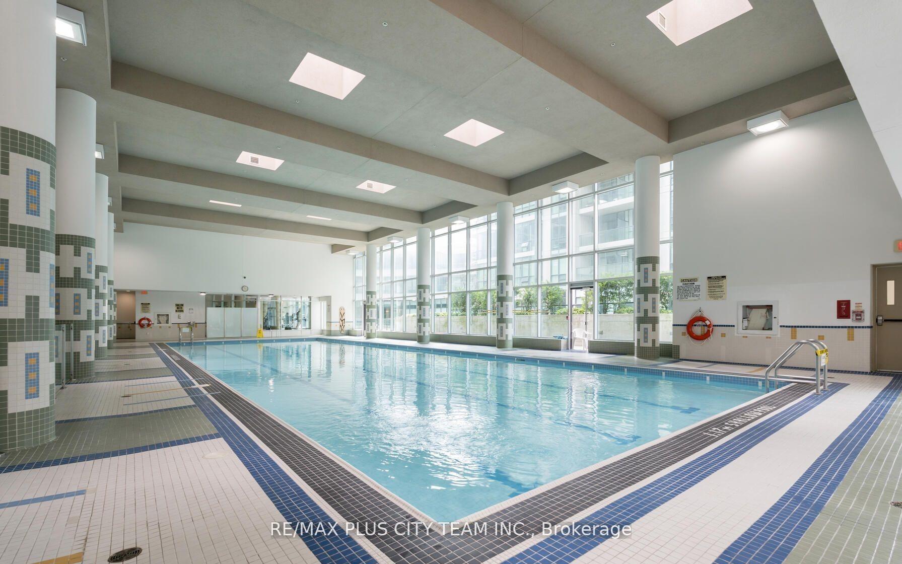 2 Bedrooms Condo at 18 Harbour, Toronto For sale
