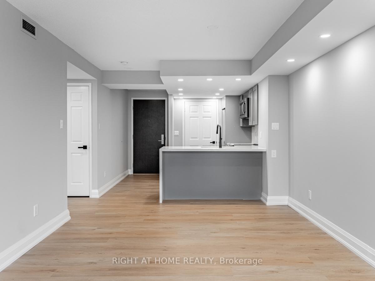 1 Bedroom Condo at 55 Kingsbridge Garden,  Mississauga For sale
