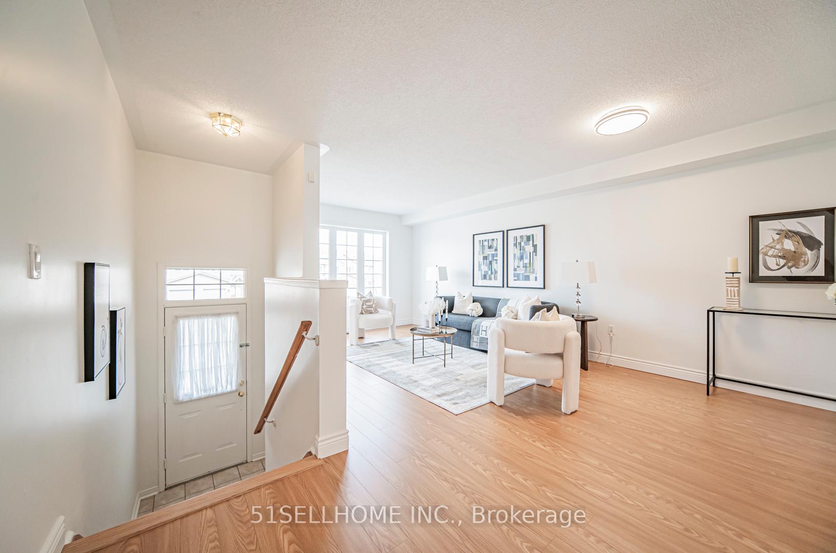 4 Bedrooms Condo at 858 Scollard,  Mississauga For sale