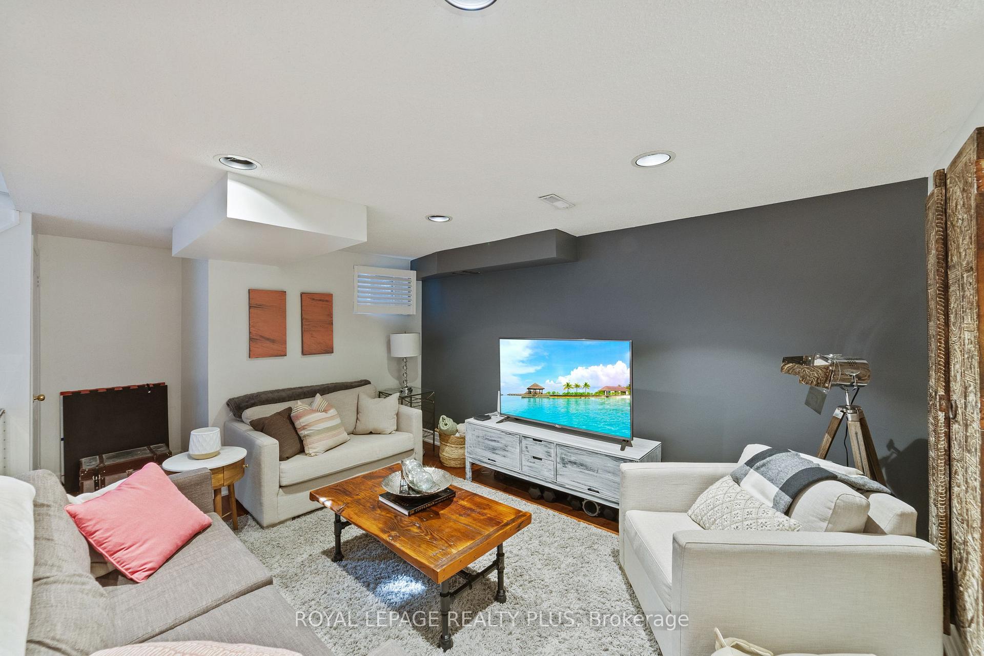 3 Bedrooms Condo at 928 Queen, Mississauga For sale
