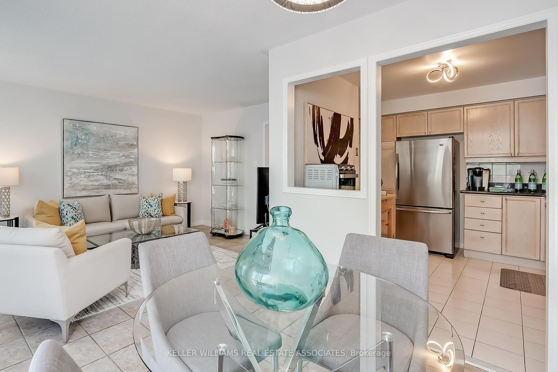 4 Bedrooms Condo at 5305 Glen Erin, Mississauga For sale