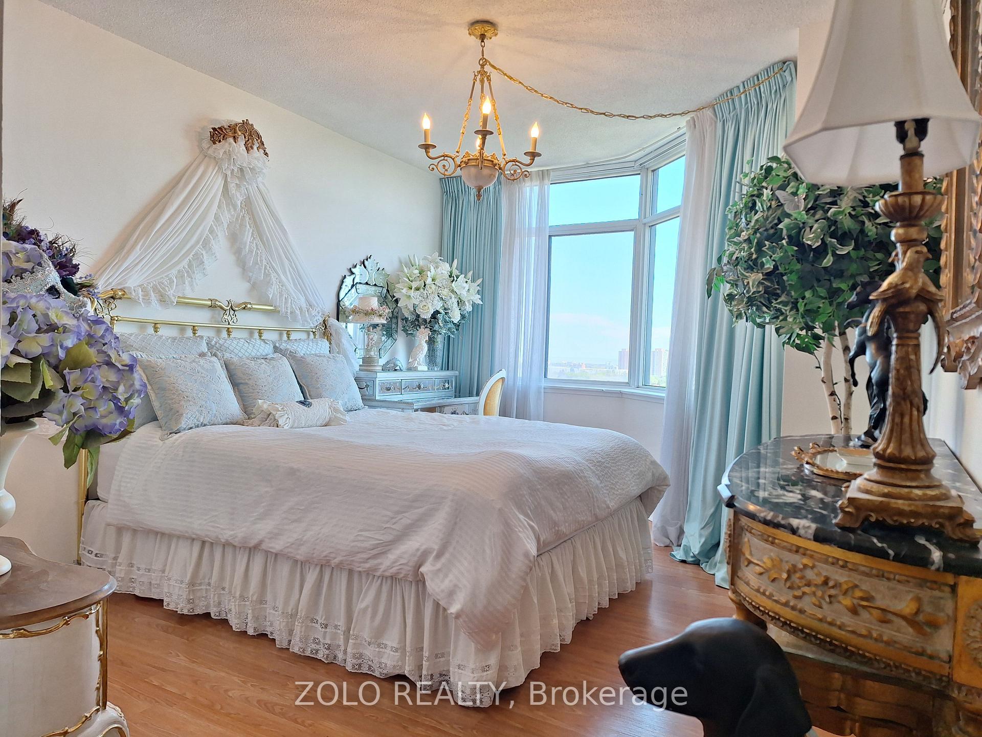 3 Bedrooms Condo at 300 Webb, Mississauga For sale