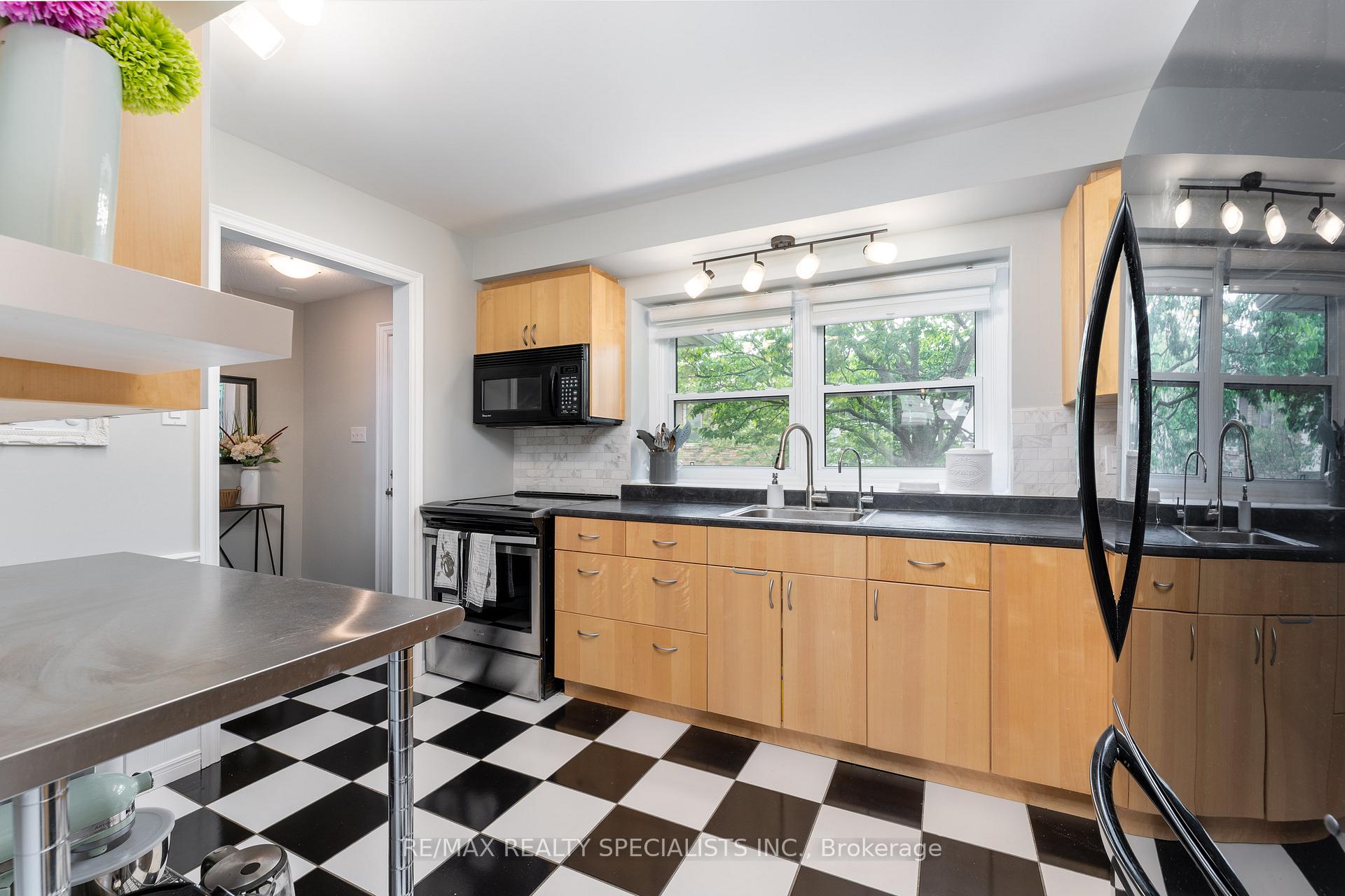 4 Bedrooms Condo at 2230 Upper Middle, Burlington For sale
