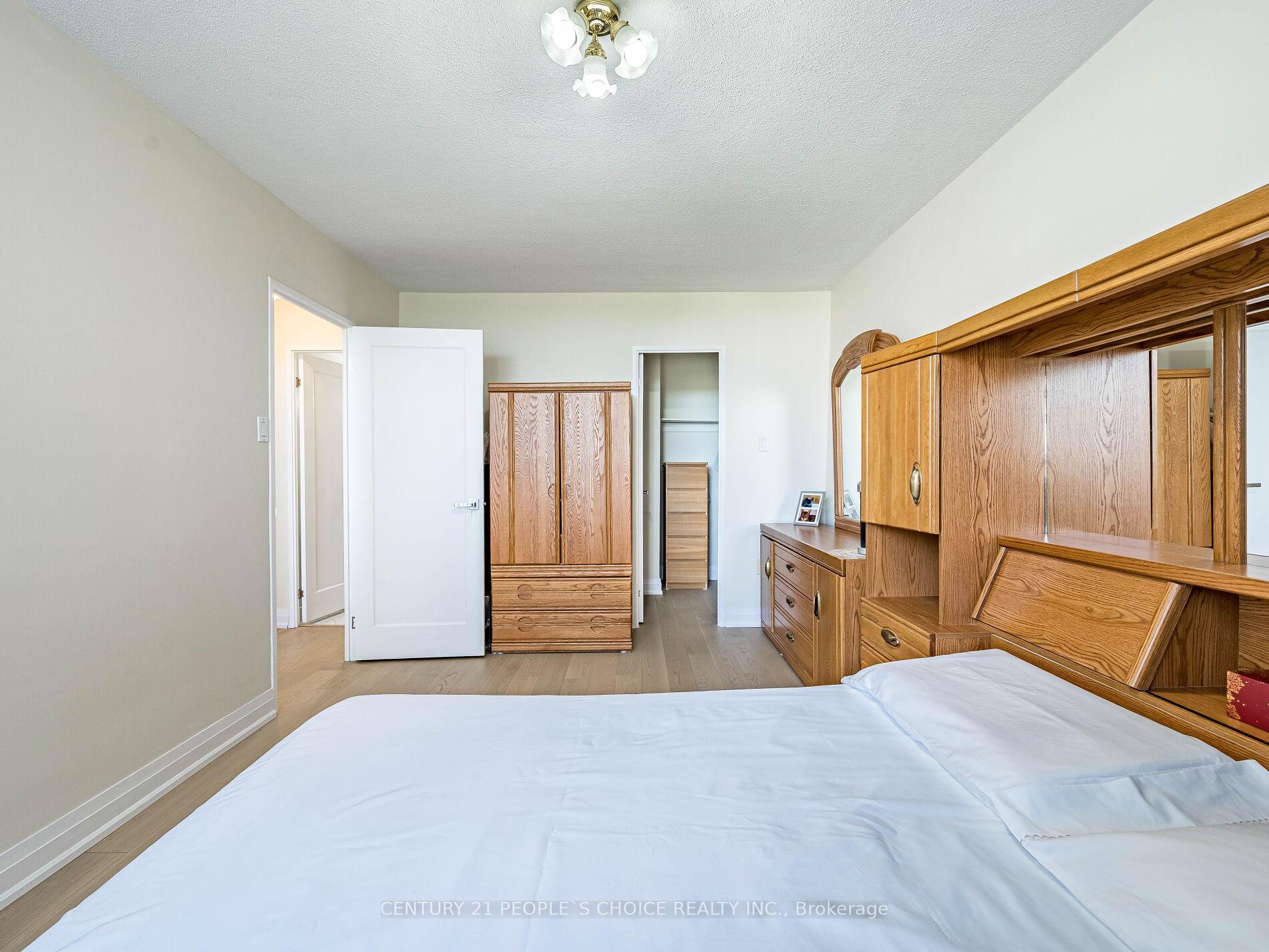 2 Bedrooms Condo at 451 The West Mall, Toronto For sale