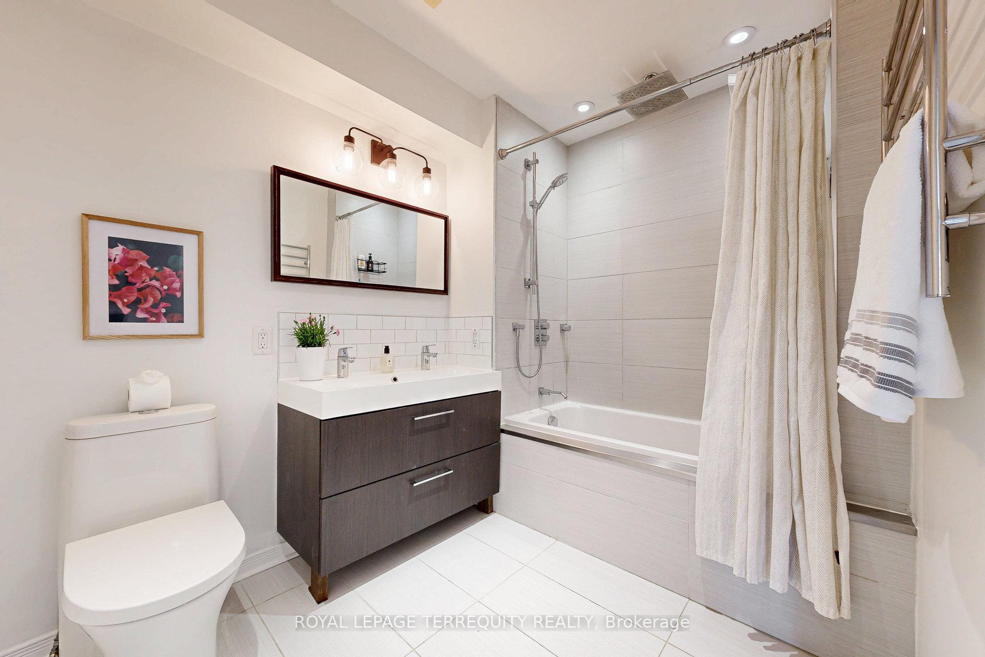 3 Bedrooms Condo at 25 Laidlaw, Toronto For sale