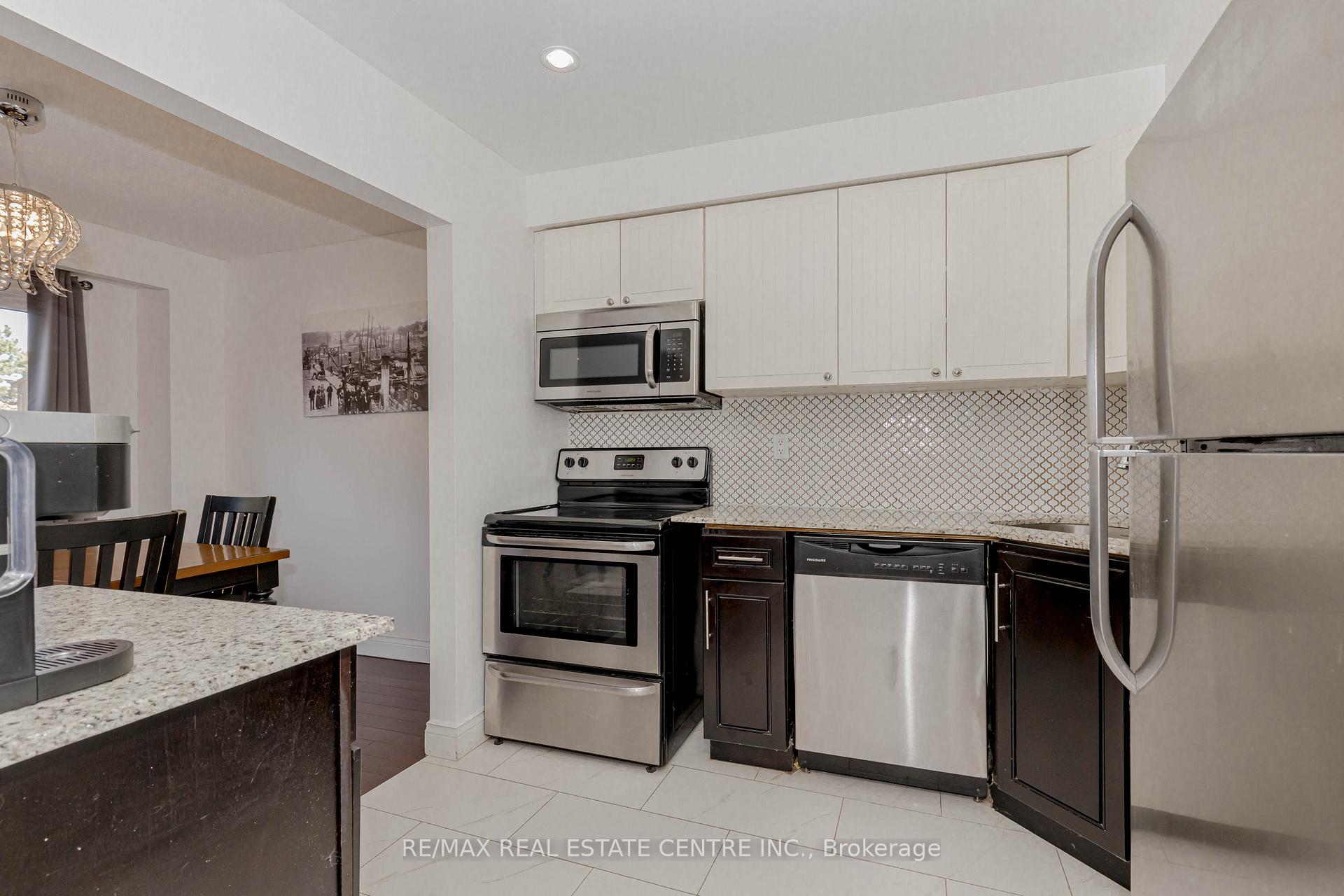 3 Bedrooms Condo at 1526 Lancaster,  Oakville For sale