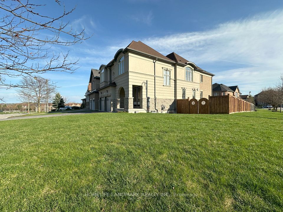 207 Hunting Ridges Drive, Richmond Hill, ON L4E 4K6