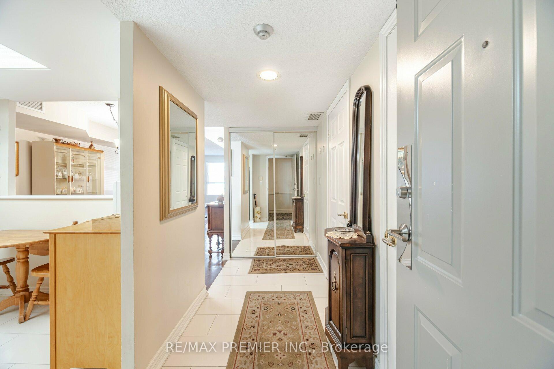 2 Bedrooms Condo at 121 Woodbridge,  Vaughan For sale