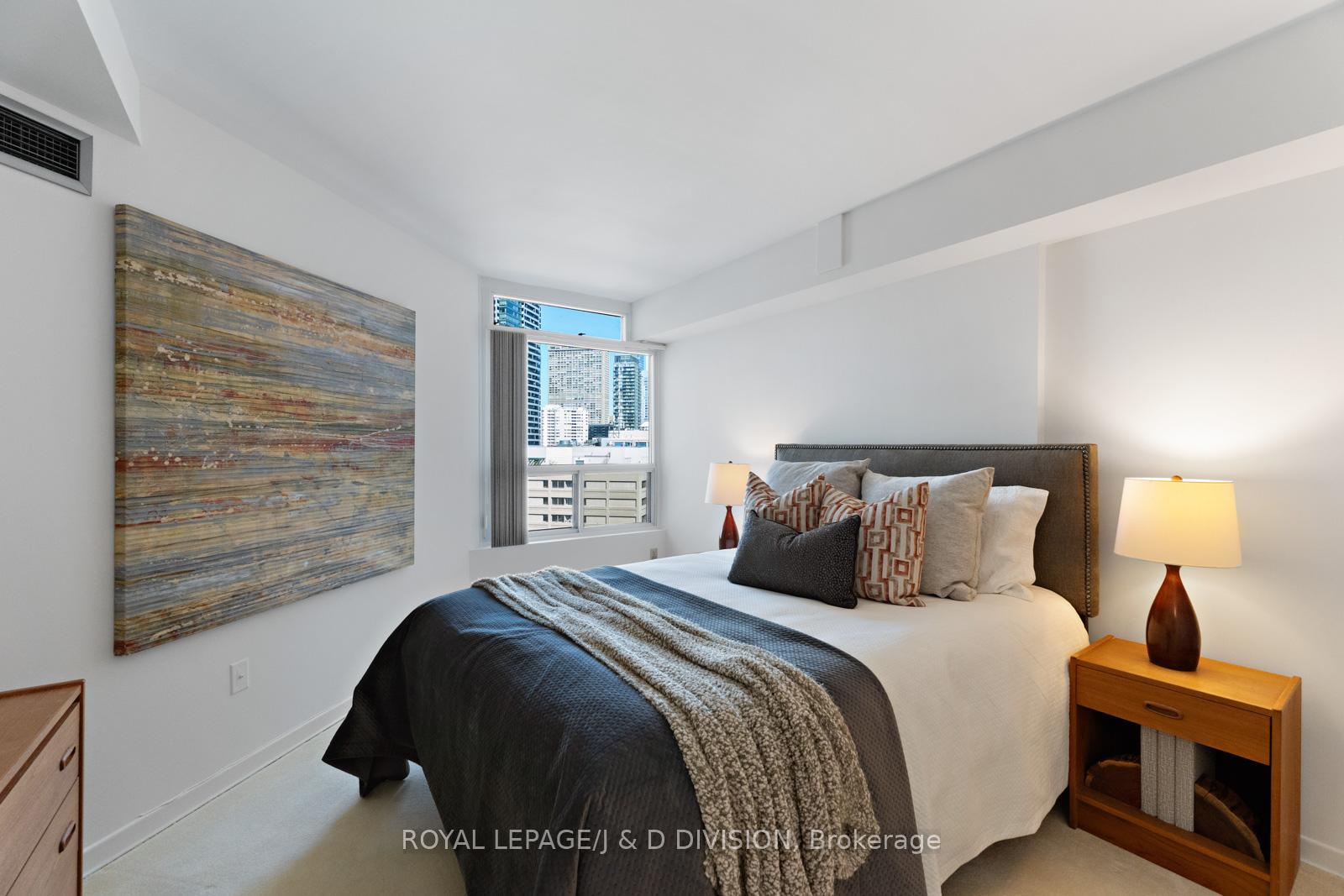 2 Bedrooms Condo at 25 Maitland,  Toronto For sale