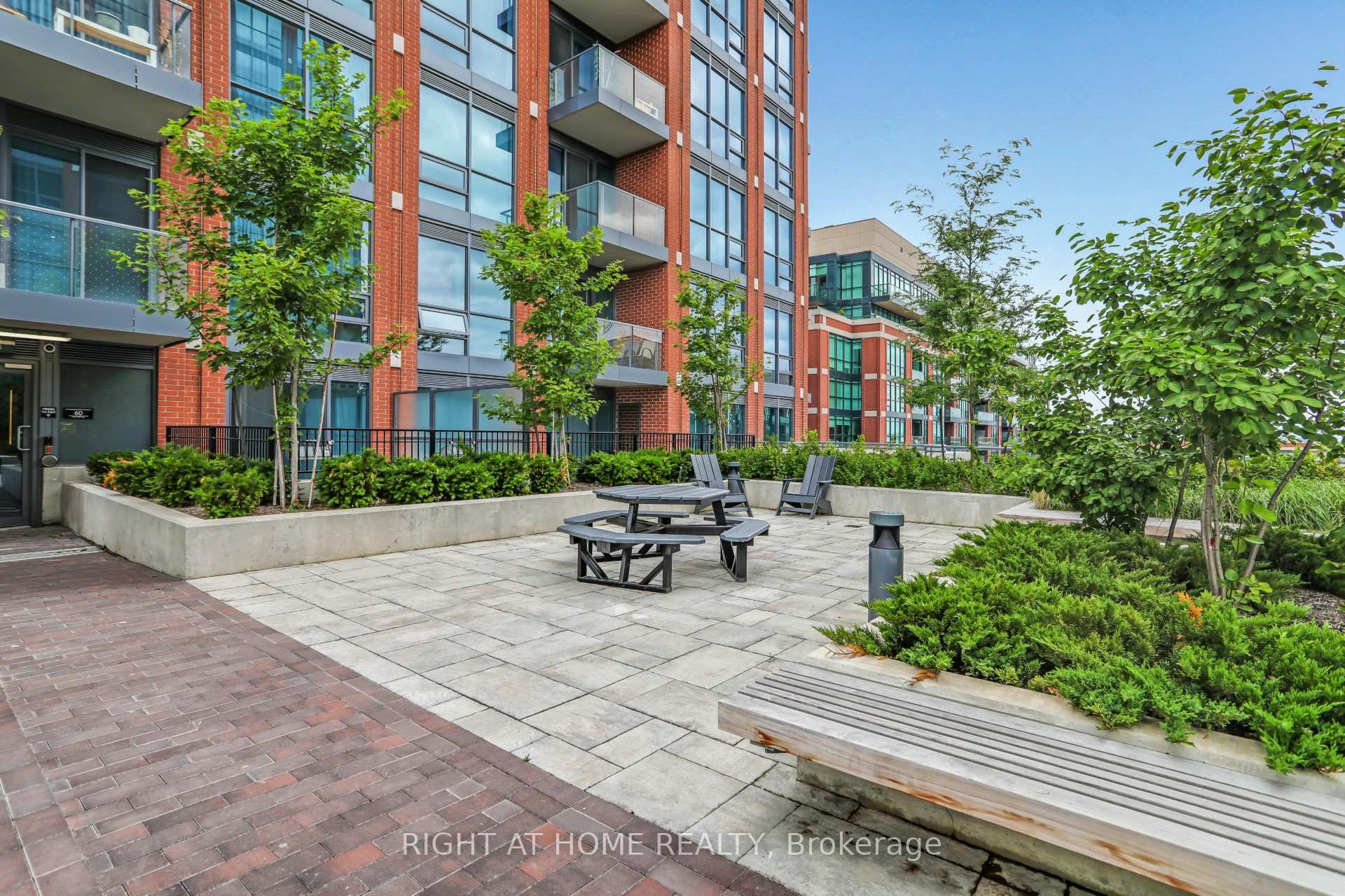 4 Bedrooms Condo at 31 Tippett, Toronto For sale