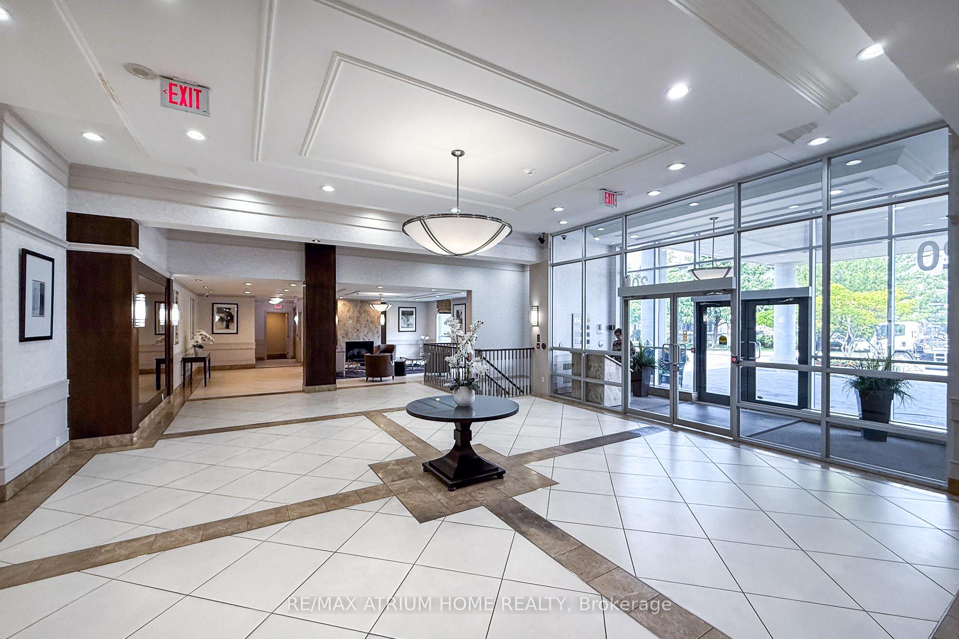2 Bedrooms Condo at 20 North Park, Vaughan For sale