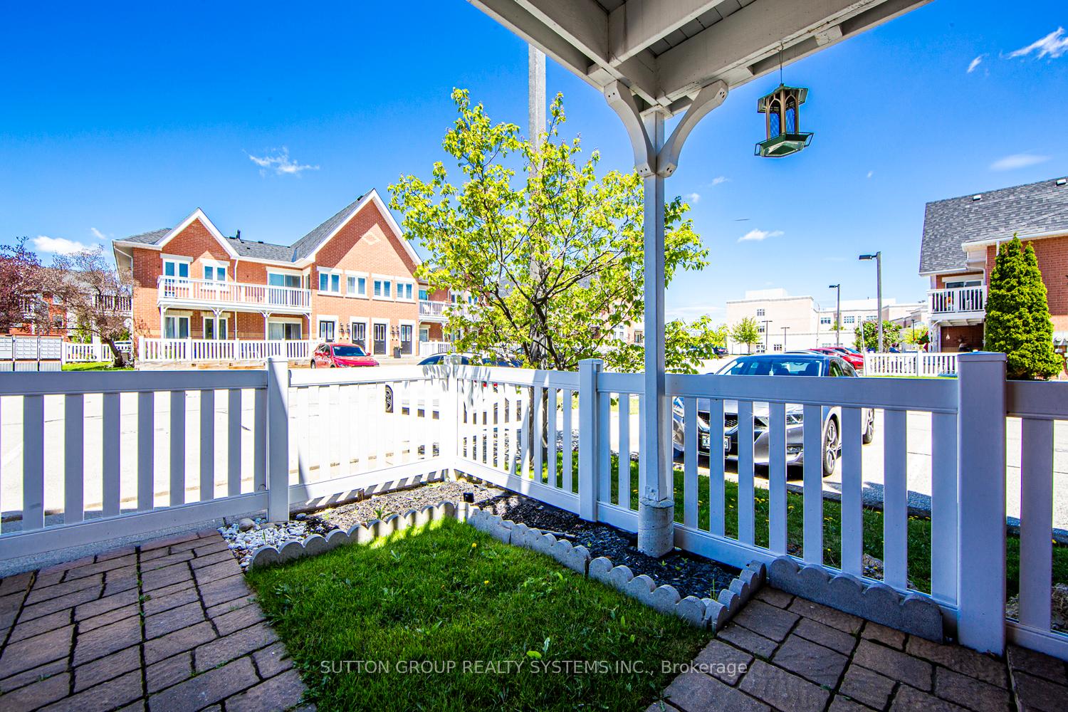 2 Bedrooms Condo at 1701 Lampman, Burlington For sale