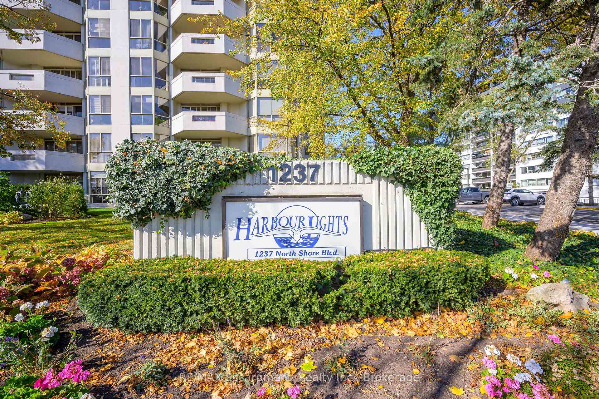 3 Bedrooms Condo at 1237 North Shore, Burlington For sale