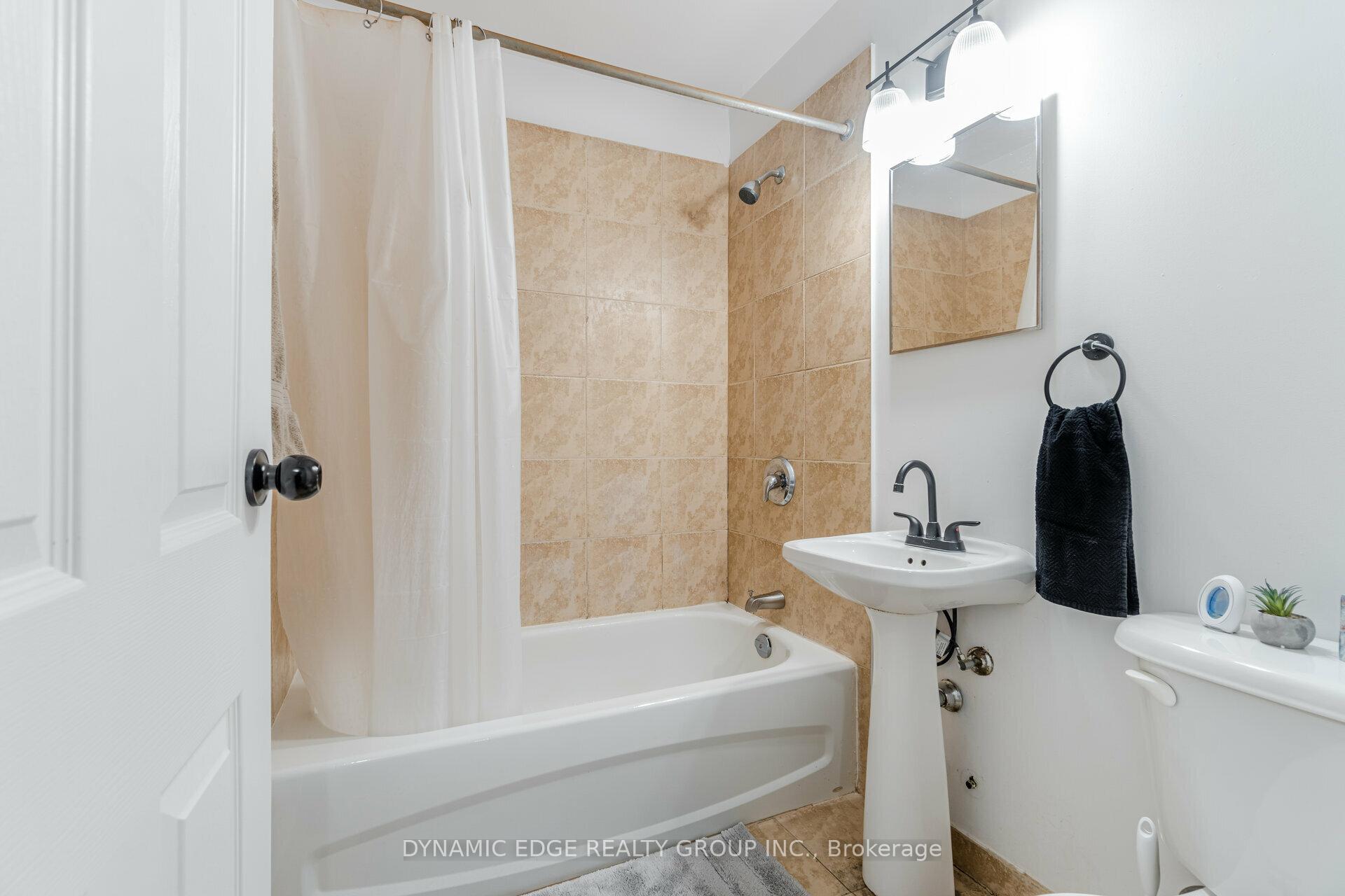 2 Bedrooms Condo at 57 Mericourt,  Hamilton For sale