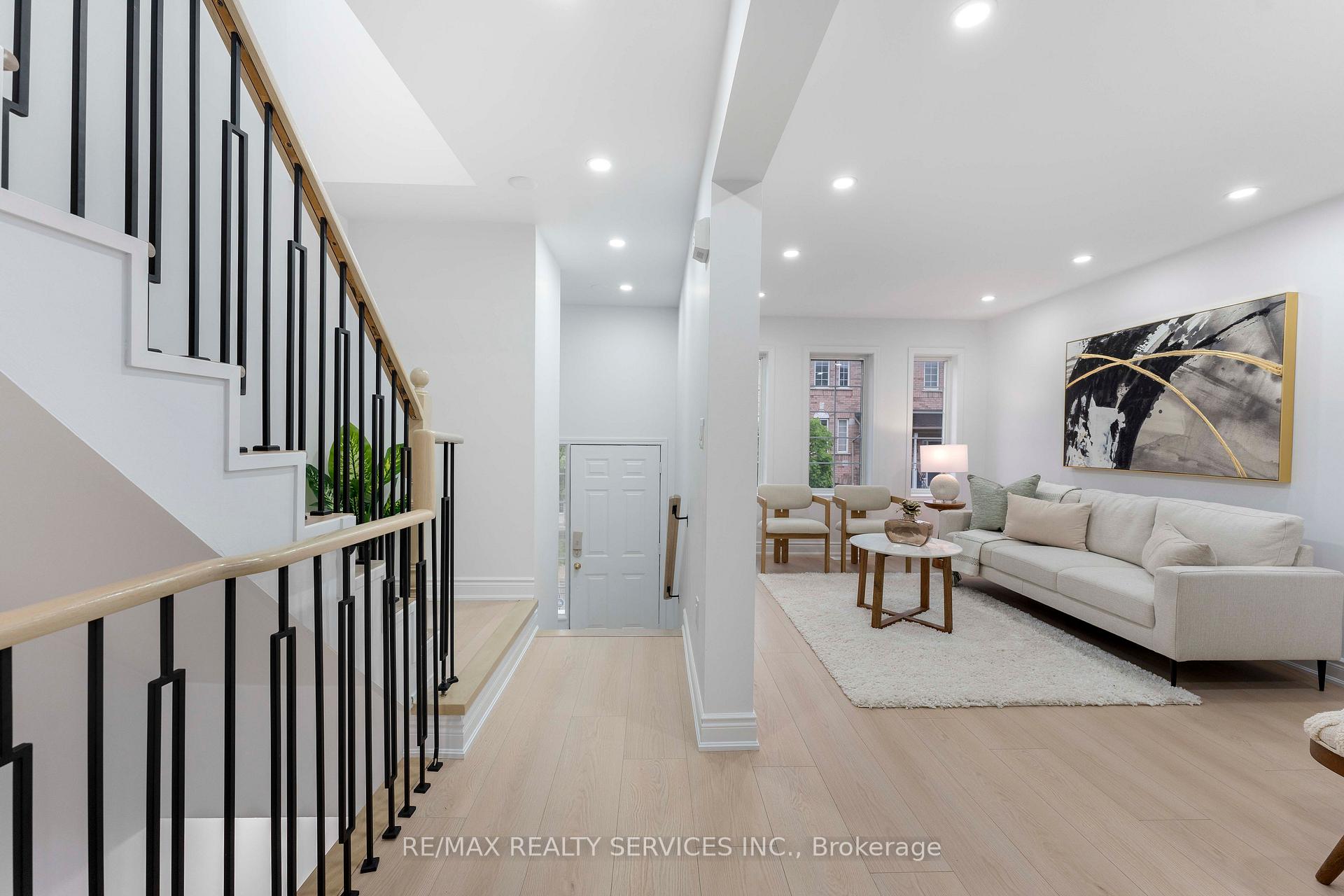 4 Bedrooms Condo at 80 Acorn, Mississauga For sale