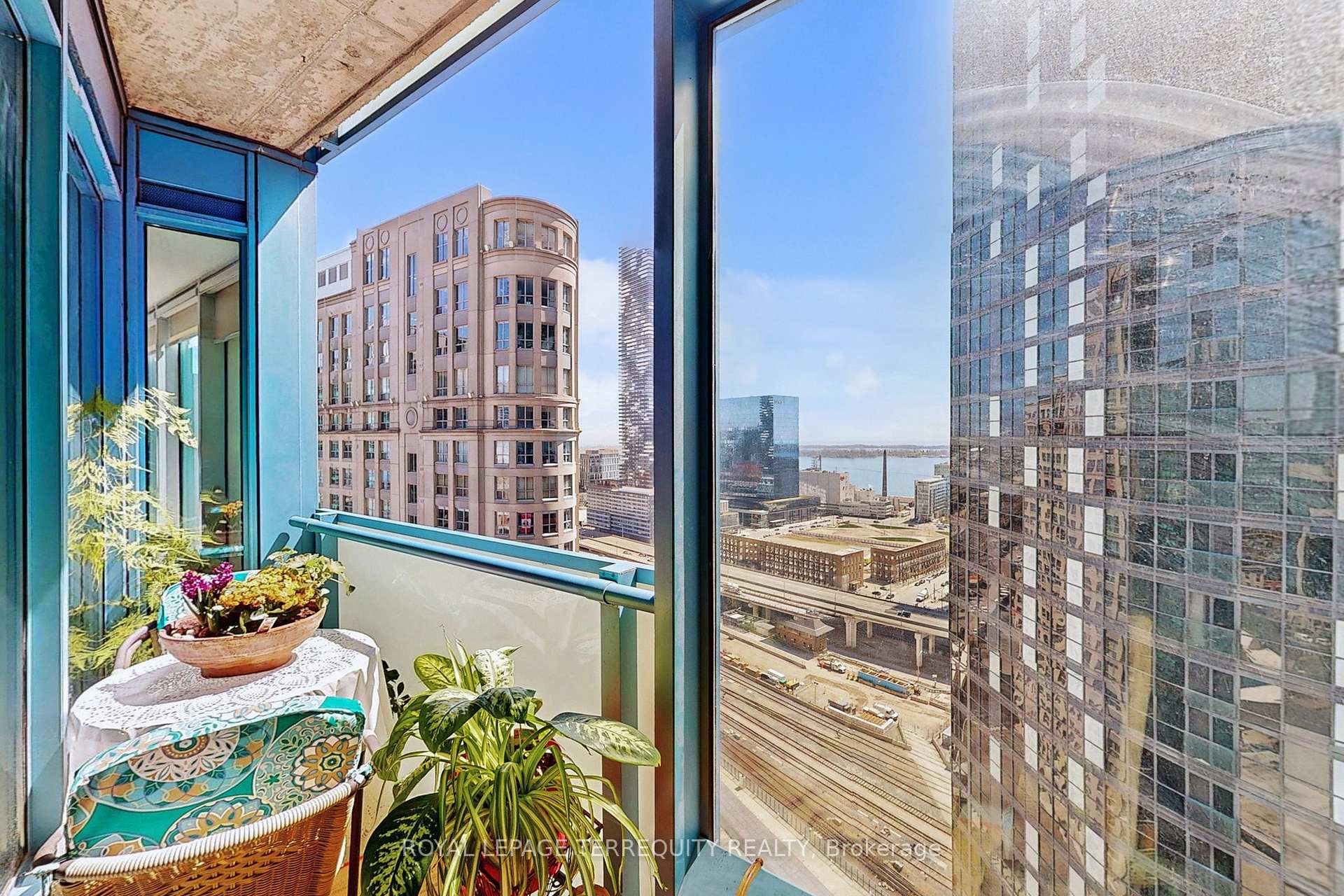 2 Bedrooms Condo at 8 The Esplanade, Toronto For sale