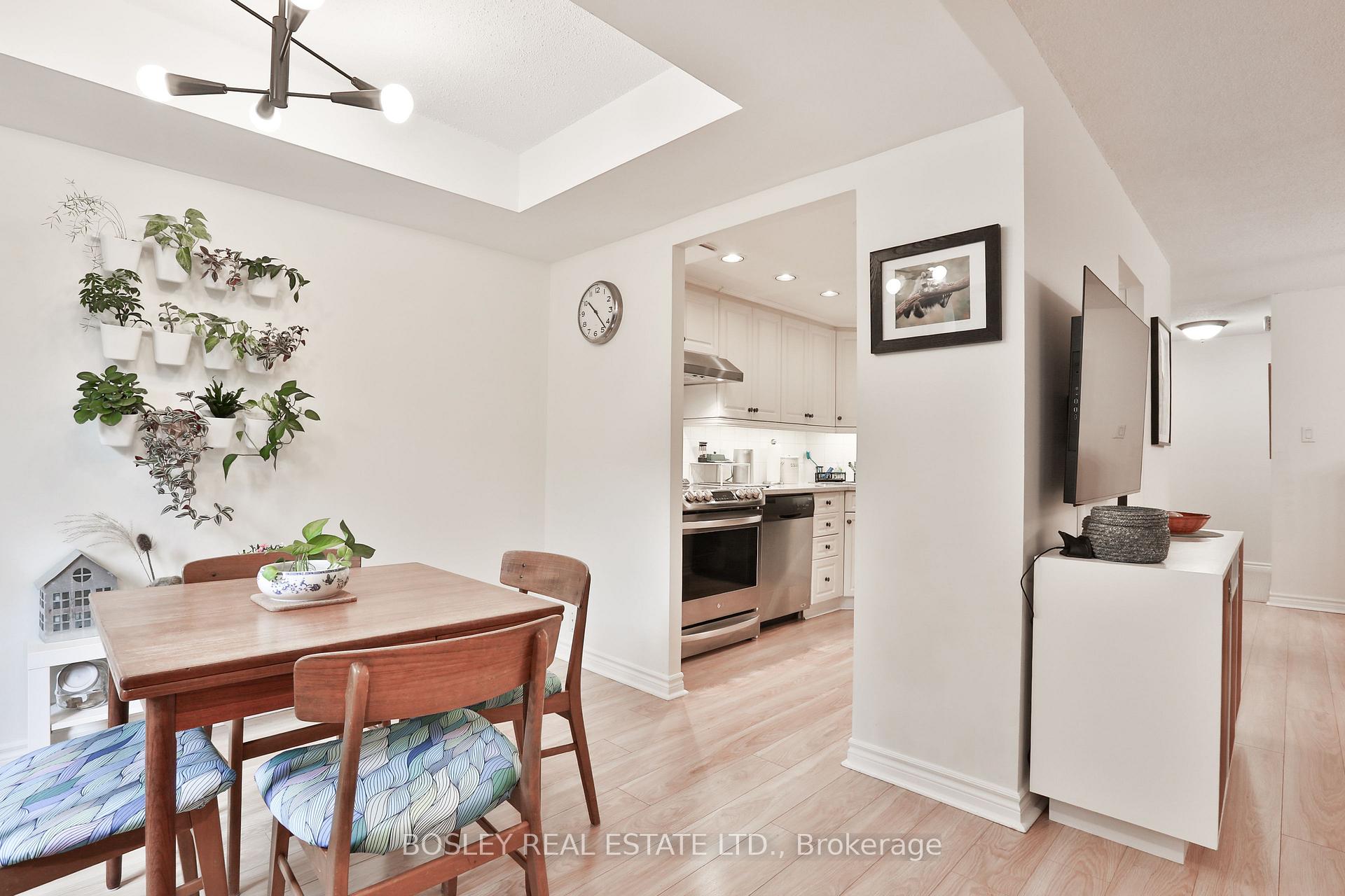3 Bedrooms Condo at 1250 Mississauga Valley, Mississauga For sale