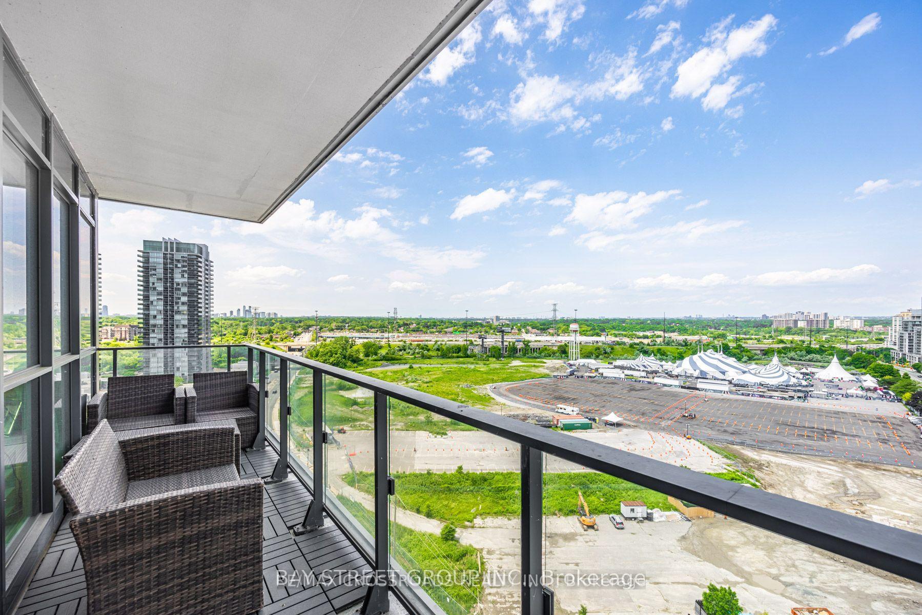 3 Bedrooms Condo at 2200 Lakeshore,  Toronto For sale
