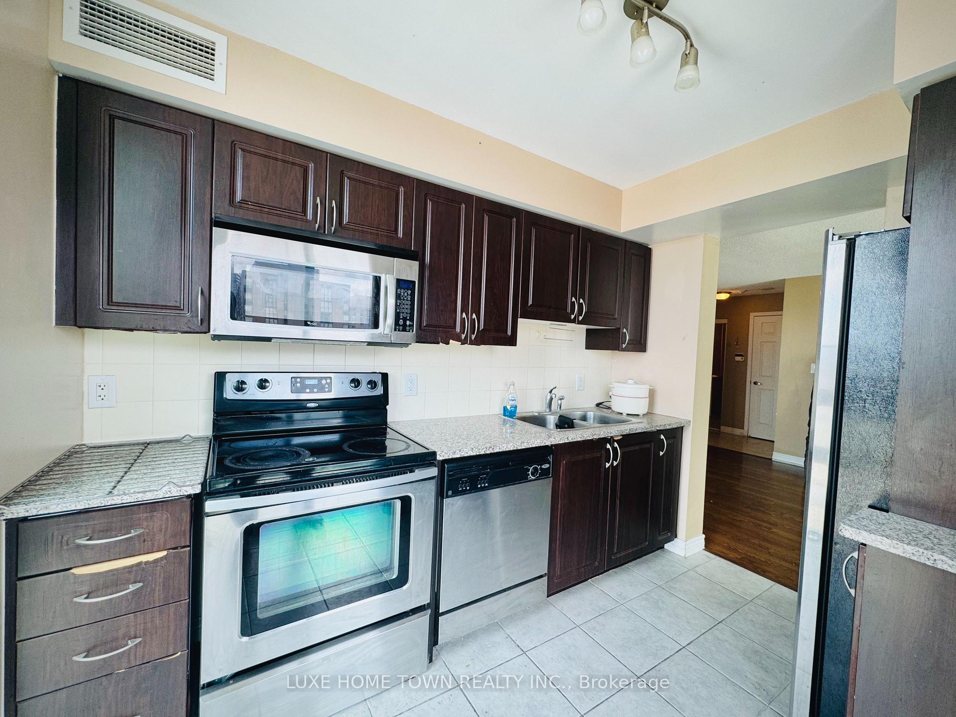 2 Bedrooms Condo at 208 Enfield, Mississauga For sale