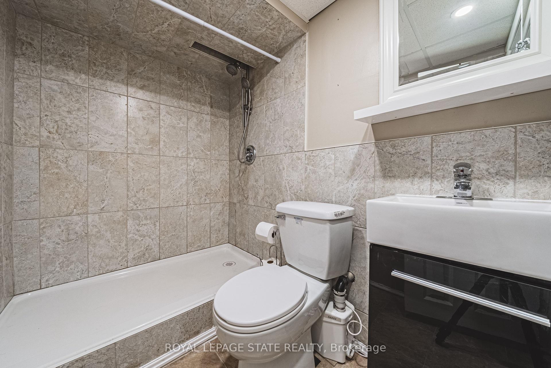 3 Bedrooms Condo at 100 Quigley, Hamilton For sale
