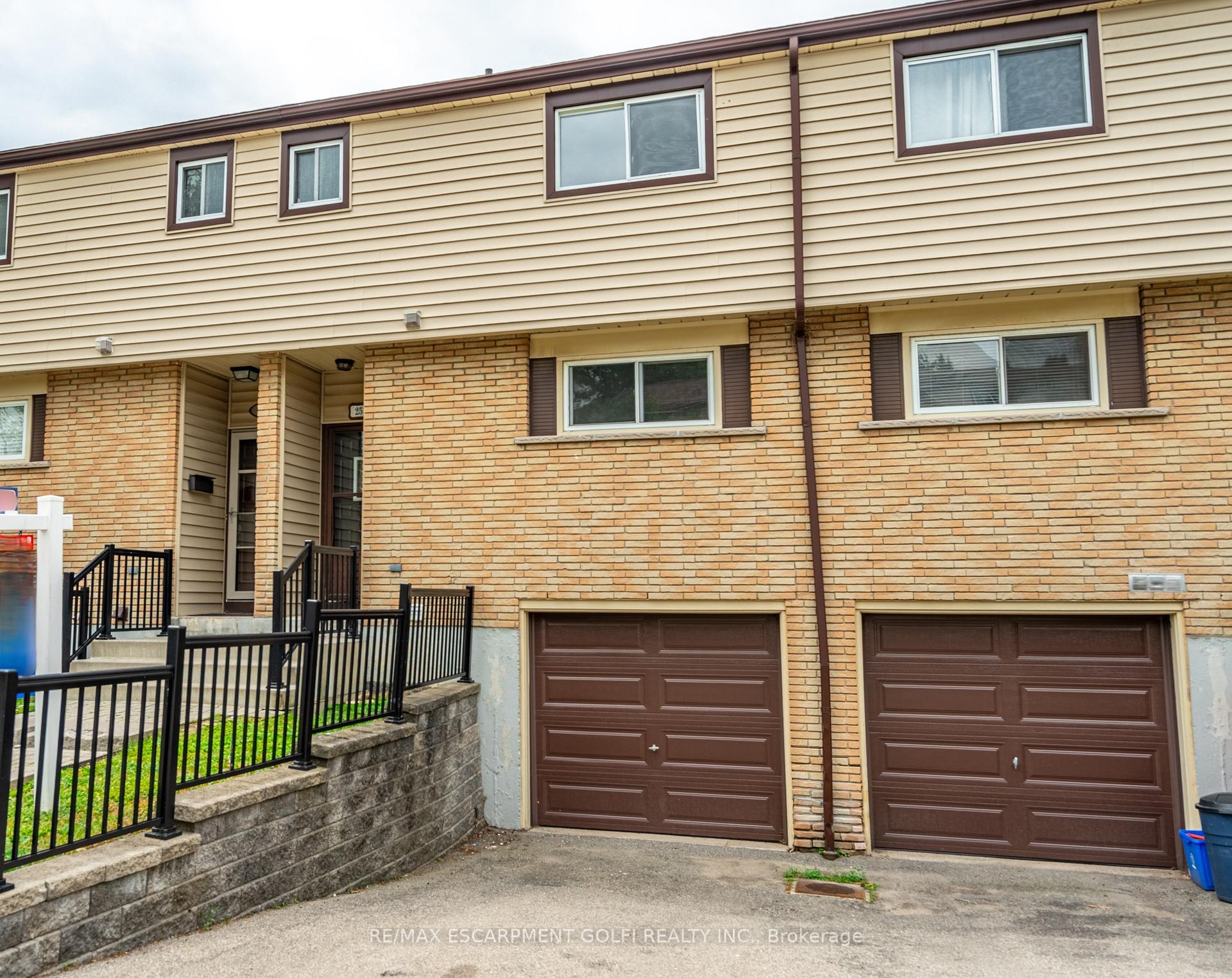 3 Bedrooms Condo at 1550 Garth, Hamilton For sale