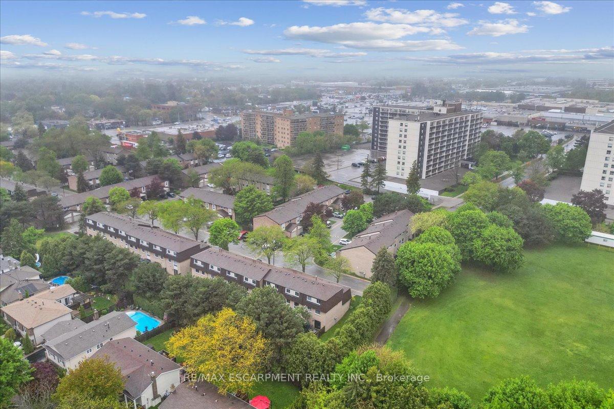 3 Bedrooms Condo at 680 Regency, Burlington For sale