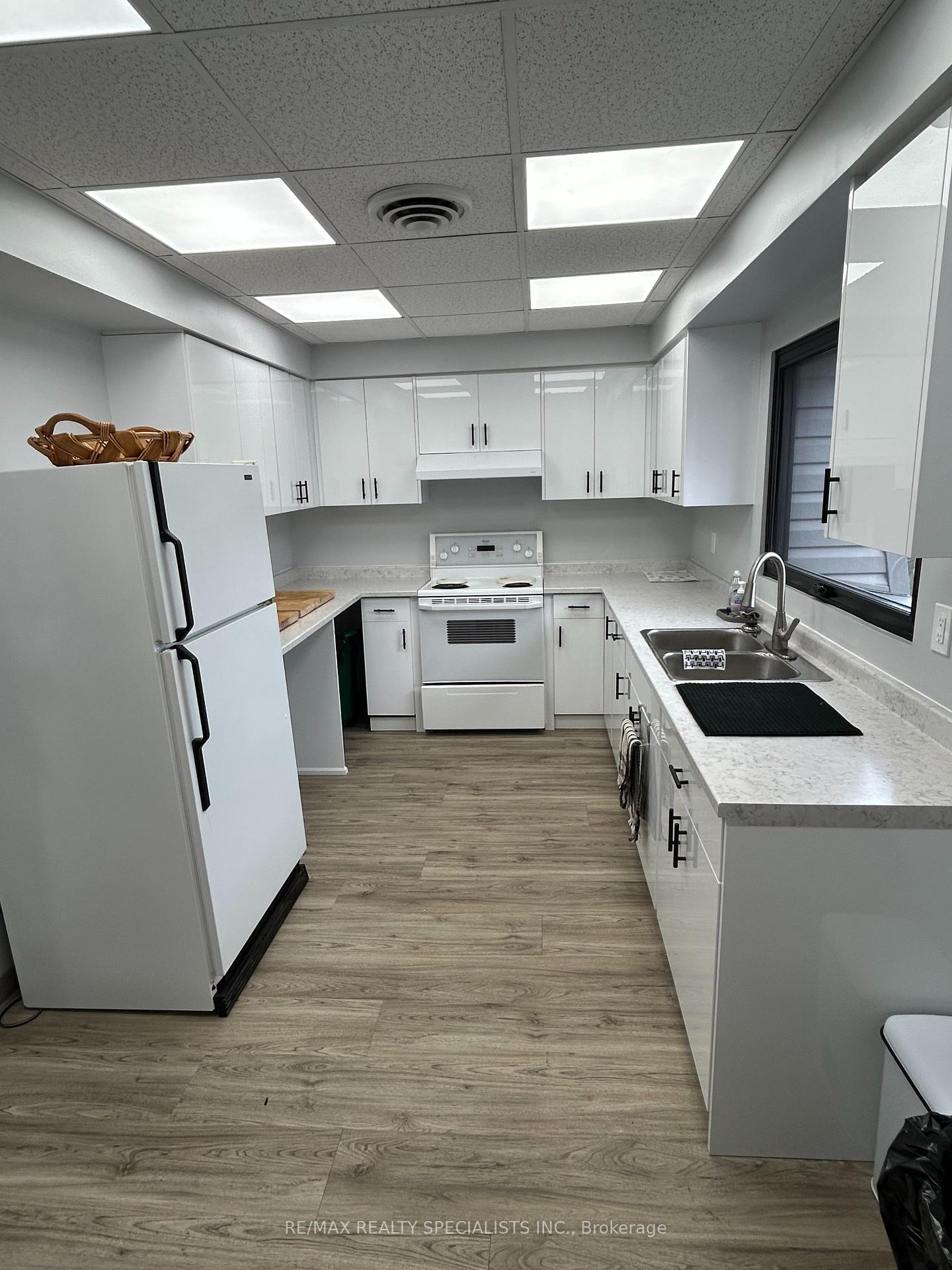 4 Bedrooms Condo at 2230 Upper Middle, Burlington For sale