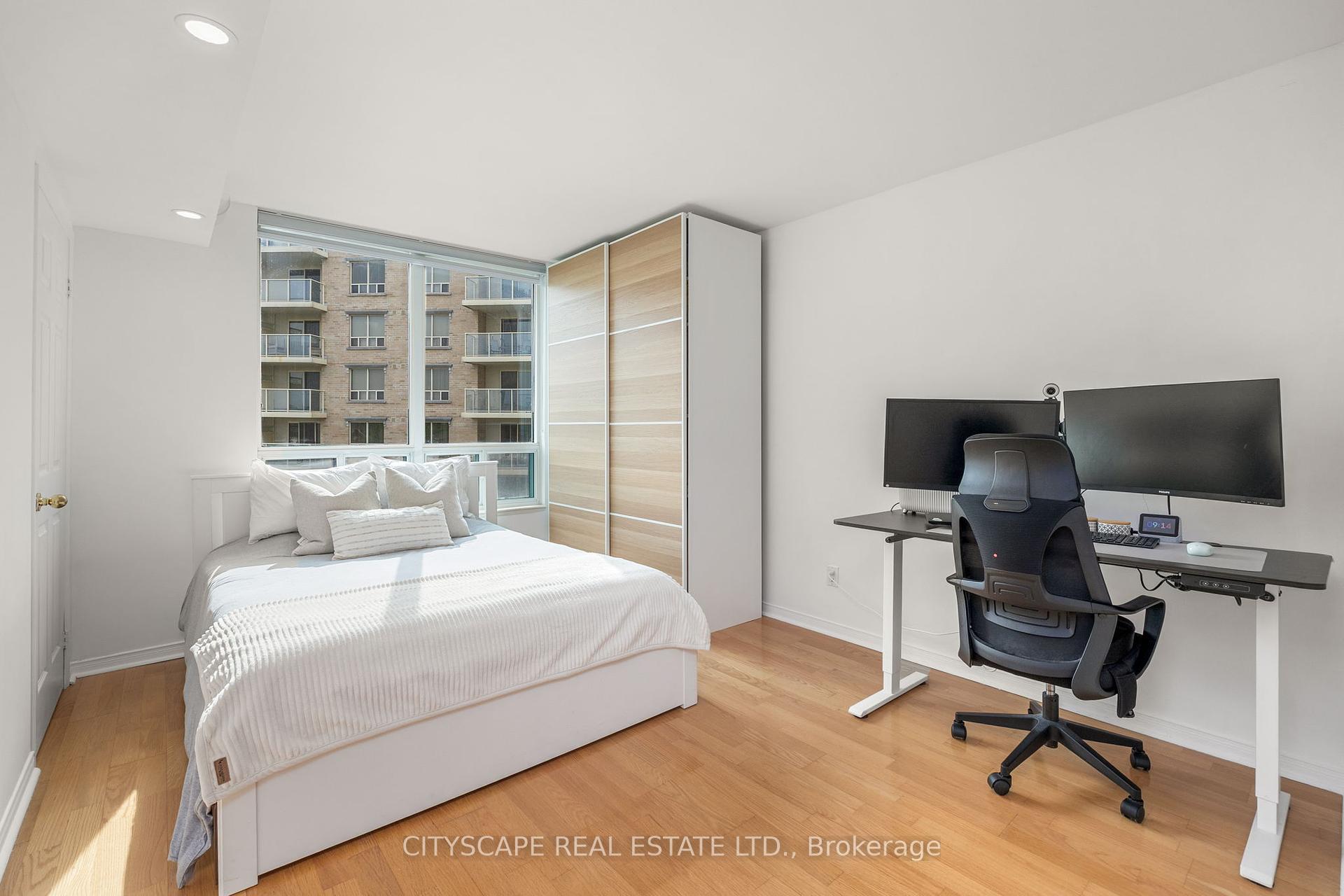 2 Bedrooms Condo at 5 Emerald, Vaughan For sale