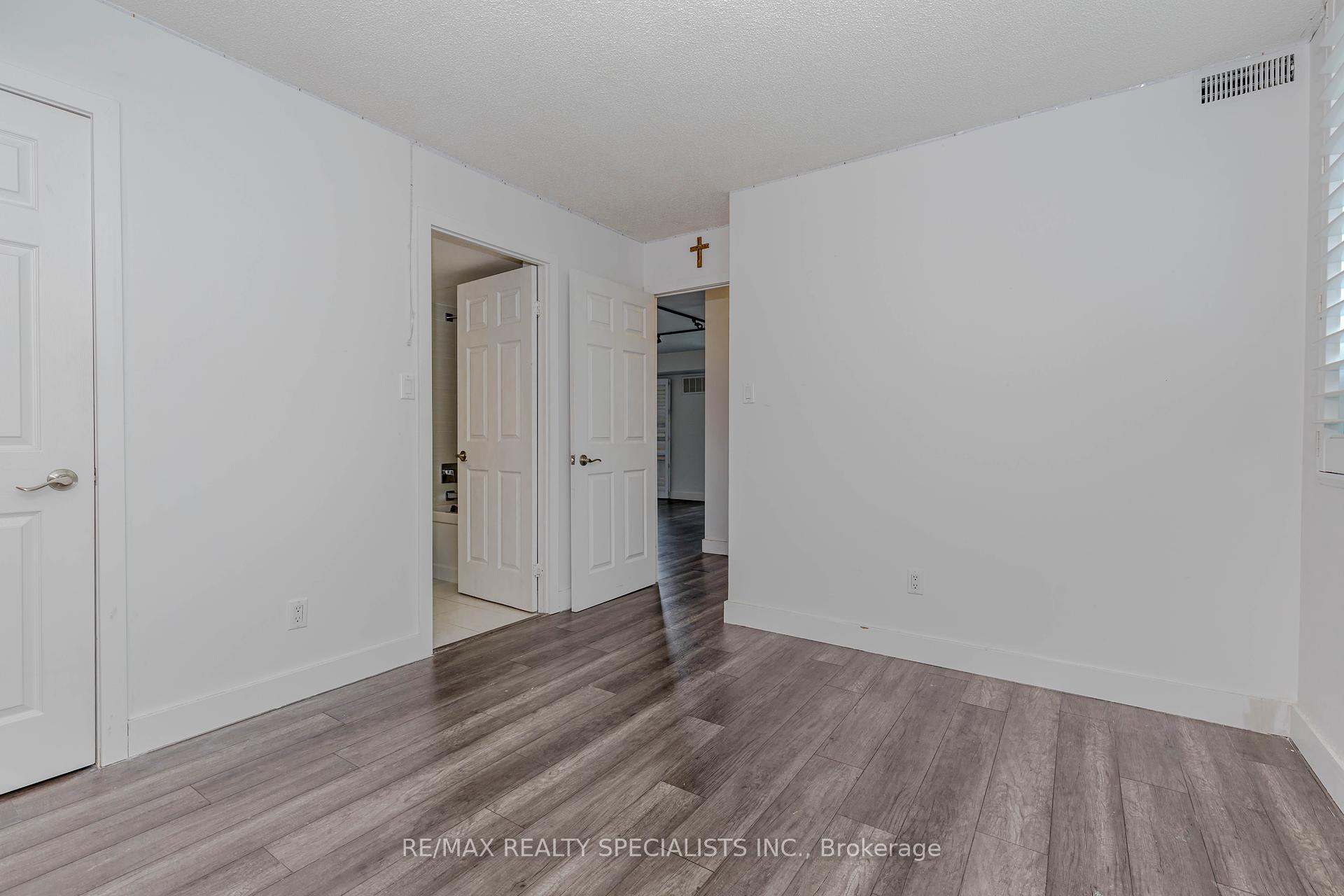 2 Bedrooms Condo at 32 Tannery, Mississauga For sale