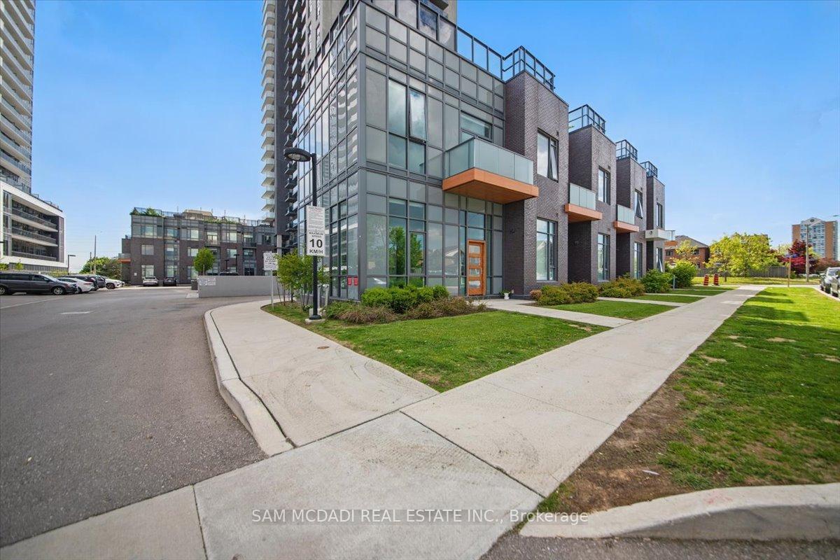 5 Bedrooms Condo at 8 Nahani, Mississauga For sale