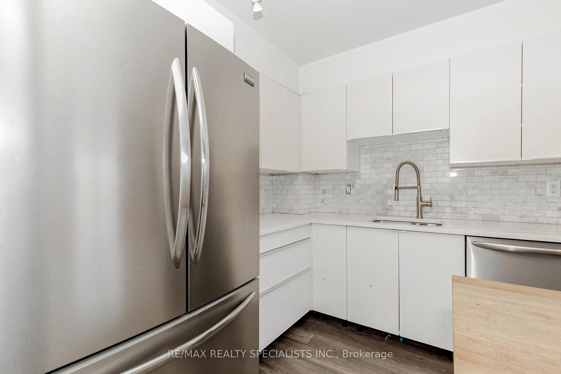 2 Bedrooms Condo at 32 Tannery, Mississauga For sale