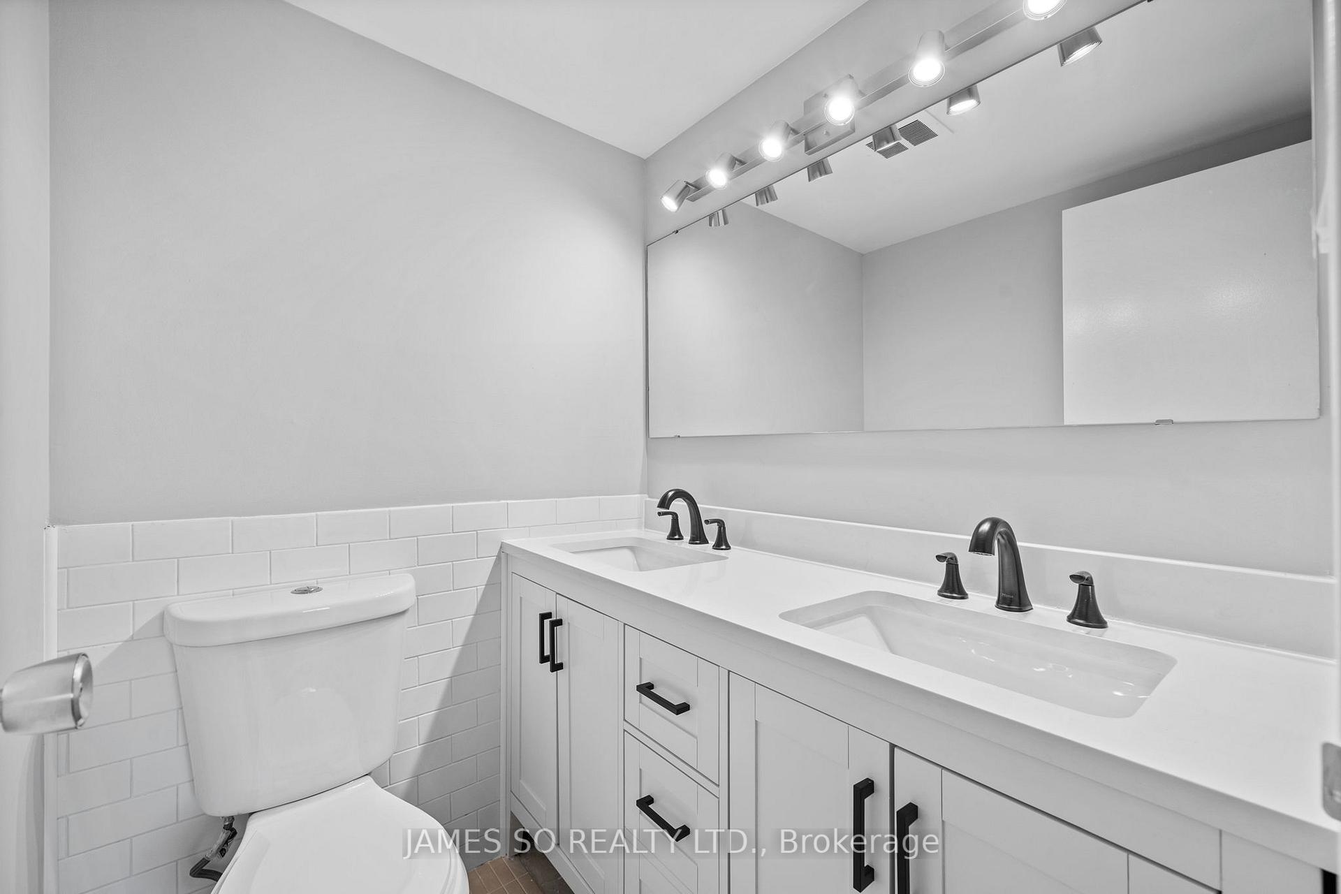 3 Bedrooms Condo at 20 Fashion Roseway,  Toronto For sale