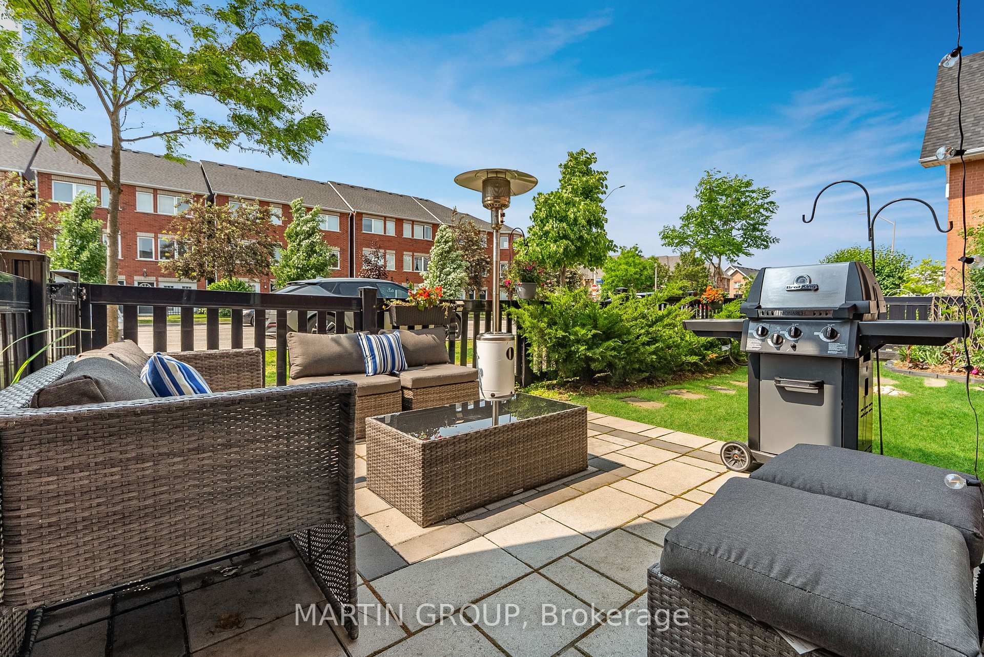 2 Bedrooms Condo at 1701 Lampman, Burlington For sale