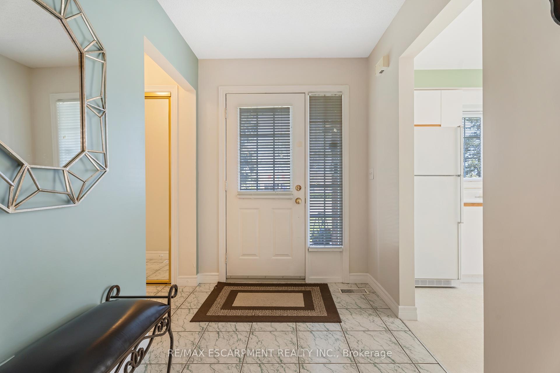 2 Bedrooms Condo at 810 Golf Links, Hamilton For sale
