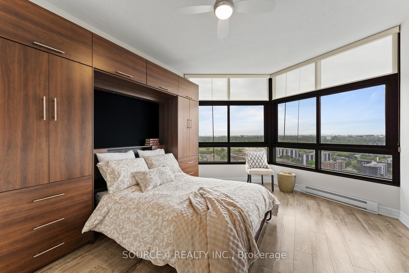4 Bedrooms Condo at 1300 Bloor, Mississauga For sale