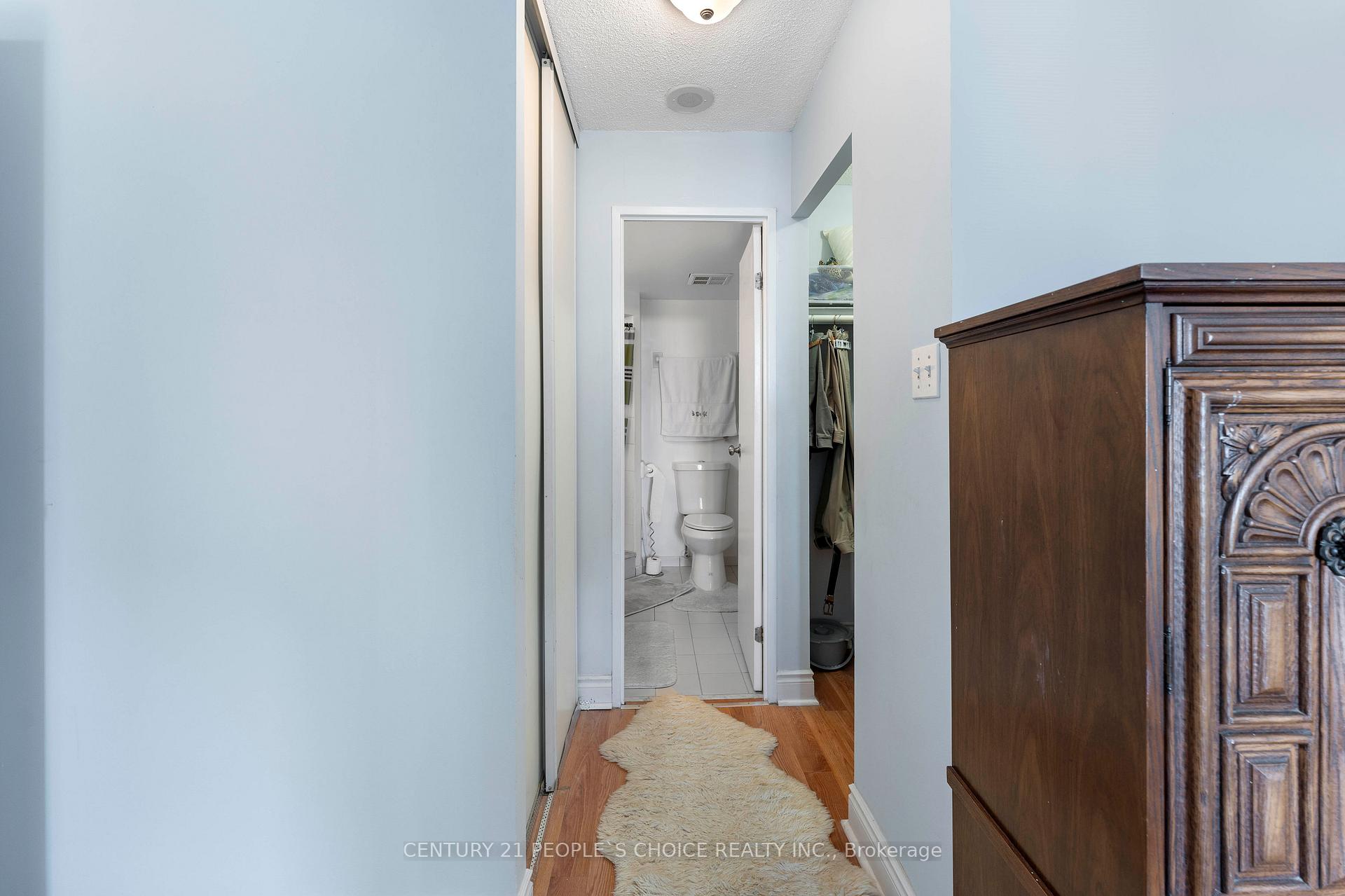 2 Bedrooms Condo at 3 Rowntree, Toronto For sale