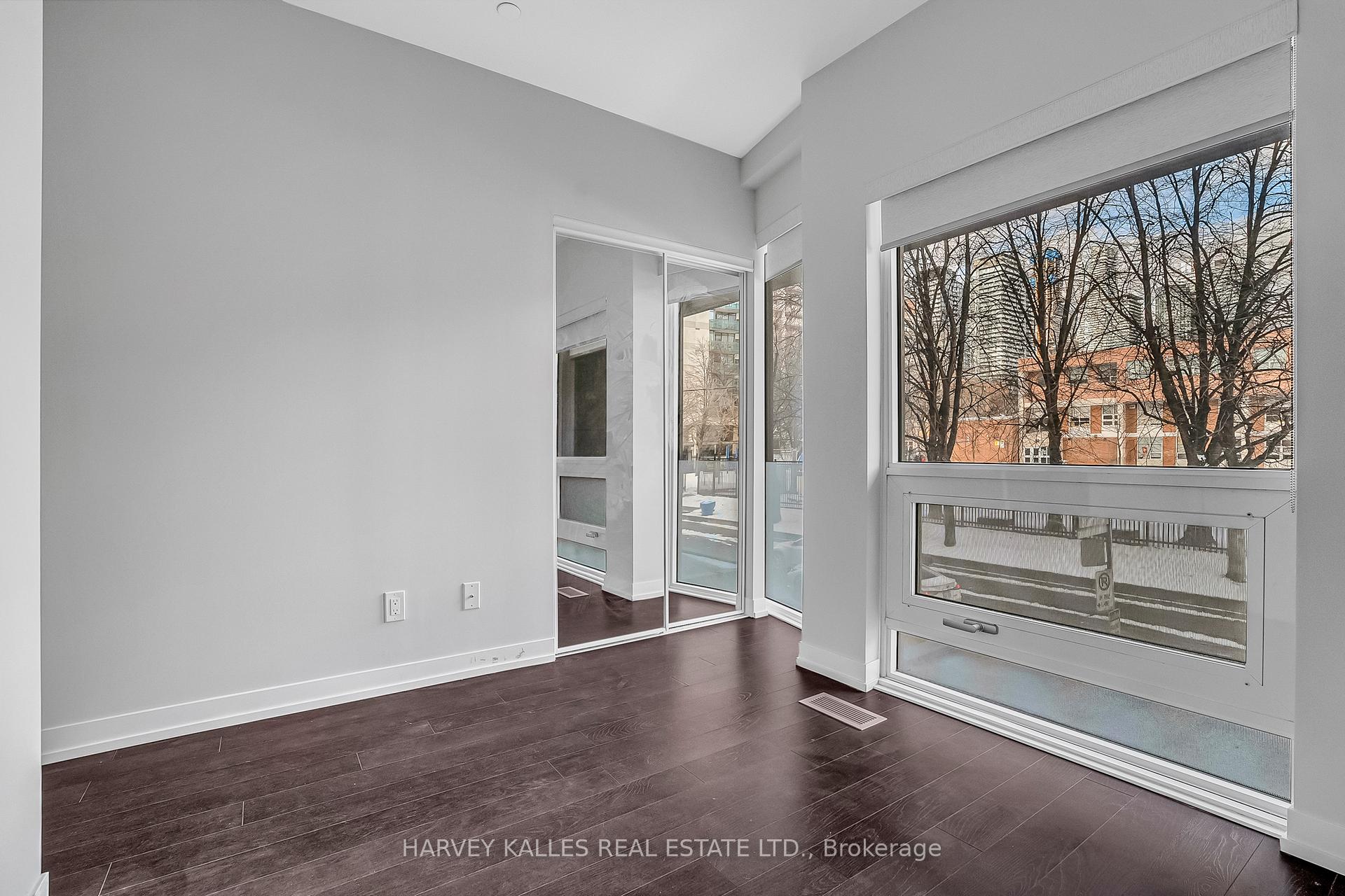 4 Bedrooms Condo at 85 Wood, Toronto For sale